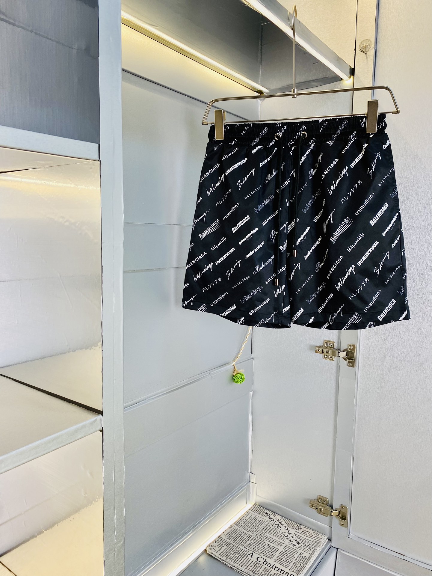 NO:116444,Original single product, couples Balenciaga 2025 summer new shorts available at the counter, three standards complete with washing water mark, hardware with logo, fashionable casual pants, quick-drying pants, beach pants, imported original fabric, comfortable and breathable upper body, top craft pattern, waist craft thread enclosure, extremely high grade, super positive style, fashionable and stylish upper body!  A must-have item for spring and summer wardrobe!  Size M-3XL, balenciaga, balenciaga, shorts, alexander wang19860909原单货 情侣款巴黎世家Balenciaga 2025夏季新品短裤 专柜同步有售,三标齐全 带洗水唛 五金带Logo,时尚休闲裤 速干裤 沙滩裤,进口原版面料,上身舒适透气,顶级工艺图案,腰围工艺螺纹围接,档次极高,版型超正,上身时尚有型！春夏衣橱必备单品！尺码M-3XL,,balenciaga,balenciaga,shorts,alexander wang,Men's clothing