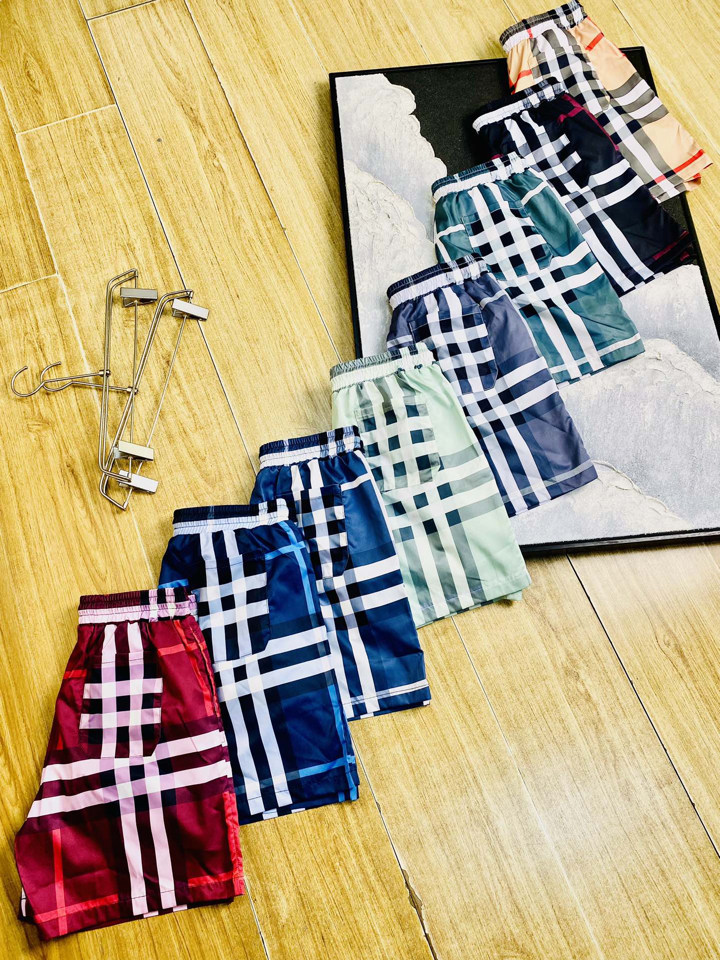 NO:128897,Original single product, couple's Burberry Burberry 2025 summer new shorts available at the counter, complete three standards, wash water mark, hardware with logo, fashionable casual pants, quick-drying pants, beach pants, imported original fabric, comfortable and breathable upper body, top craft pattern, waist craft thread surround, extremely high grade, super positive style, fashionable and stylish upper body!  A must-have item for spring and summer wardrobe!  Size M-3XL, burberry, burberry, shorts, alexander wang19860909原单货 情侣款巴宝莉Burberry 2025夏季新品短裤 专柜同步有售,三标齐全 带洗水唛 五金带Logo,时尚休闲裤 速干裤 沙滩裤,进口原版面料,上身舒适透气,顶级工艺图案,腰围工艺螺纹围接,档次极高,版型超正,上身时尚有型！春夏衣橱必备单品！尺码M-3XL,,burberry,burberry,shorts,alexander wang,Men's clothing