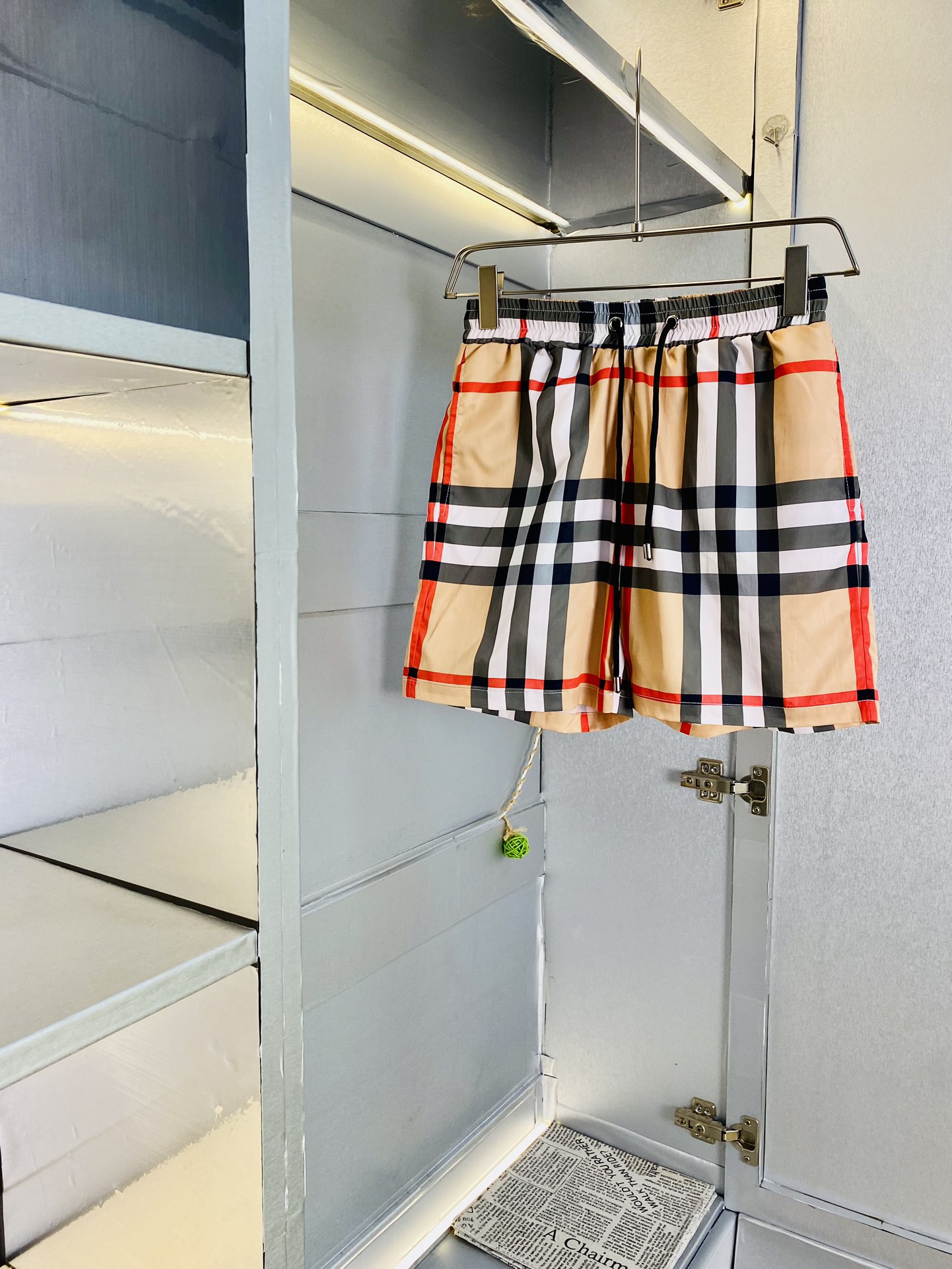 NO:606388,Original item Burberry new summer shorts for couples, available at the counter simultaneously, complete with three labels, with washing mark, hardware belt logo, fashionable casual pants, quick-drying pants, beach shorts, imported original fabric, comfortable and breathable upper body, top-notch craft pattern, waistband threaded surround, extremely high grade, super correct fit, fashionable and stylish upper body!  A must-have for your spring and summer wardrobe!  Size M-3XL,,burberry,burberry,shorts,alexander wang19860909原单货 情侣款巴宝莉Burberry 夏季新品短裤 专柜同步有售,三标齐全 带洗水唛 五金带Logo,时尚休闲裤 速干裤 沙滩裤,进口原版面料,上身舒适透气,顶级工艺图案,腰围工艺螺纹围接,档次极高,版型超正,上身时尚有型！春夏衣橱必备单品！尺码M-3XL,,burberry,burberry,shorts,alexander wang,Men's clothing