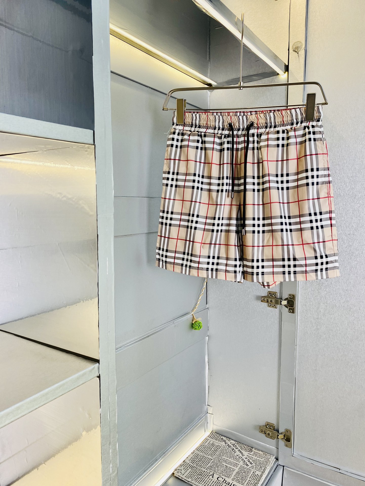 NO:116428,Original single product, couple's Burberry Burberry 2025 summer new shorts available at the counter, complete three standards, wash water mark, hardware with logo, fashionable casual pants, quick-drying pants, beach pants, imported original fabric, comfortable and breathable upper body, top craft pattern, waist craft thread surround, extremely high grade, super positive style, fashionable and stylish upper body!  A must-have item for spring and summer wardrobe!  Size M-3XL, burberry, burberry, shorts, alexander wang19860909原单货 情侣款巴宝莉Burberry 2025夏季新品短裤 专柜同步有售,三标齐全 带洗水唛 五金带Logo,时尚休闲裤 速干裤 沙滩裤,进口原版面料,上身舒适透气,顶级工艺图案,腰围工艺螺纹围接,档次极高,版型超正,上身时尚有型！春夏衣橱必备单品！尺码M-3XL,,burberry,burberry,shorts,alexander wang,Men's clothing