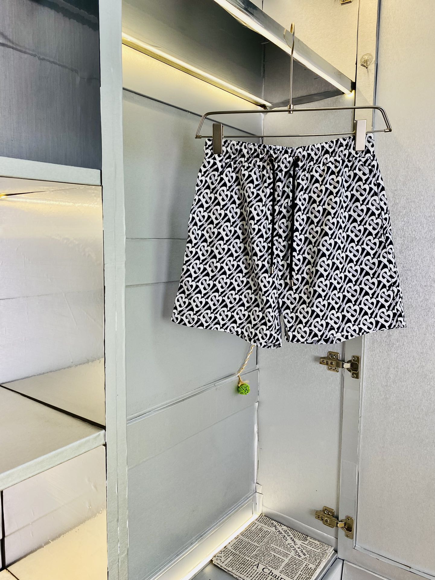 NO:480912,Original single product, couple's Burberry Burberry 2025 summer new shorts available at the counter, complete three standards, wash water mark, hardware with logo, fashionable casual pants, quick-drying pants, beach pants, imported original fabric, comfortable and breathable upper body, top craft pattern, waist craft thread surround, extremely high grade, super positive style, fashionable and stylish upper body!  A must-have item for spring and summer wardrobe!  Size M-3XL, burberry, burberry, shorts, alexander wang19860909原单货 情侣款巴宝莉Burberry 2025夏季新品短裤 专柜同步有售,三标齐全 带洗水唛 五金带Logo,时尚休闲裤 速干裤 沙滩裤,进口原版面料,上身舒适透气,顶级工艺图案,腰围工艺螺纹围接,档次极高,版型超正,上身时尚有型！春夏衣橱必备单品！尺码M-3XL,,burberry,burberry,shorts,alexander wang,Men's clothing