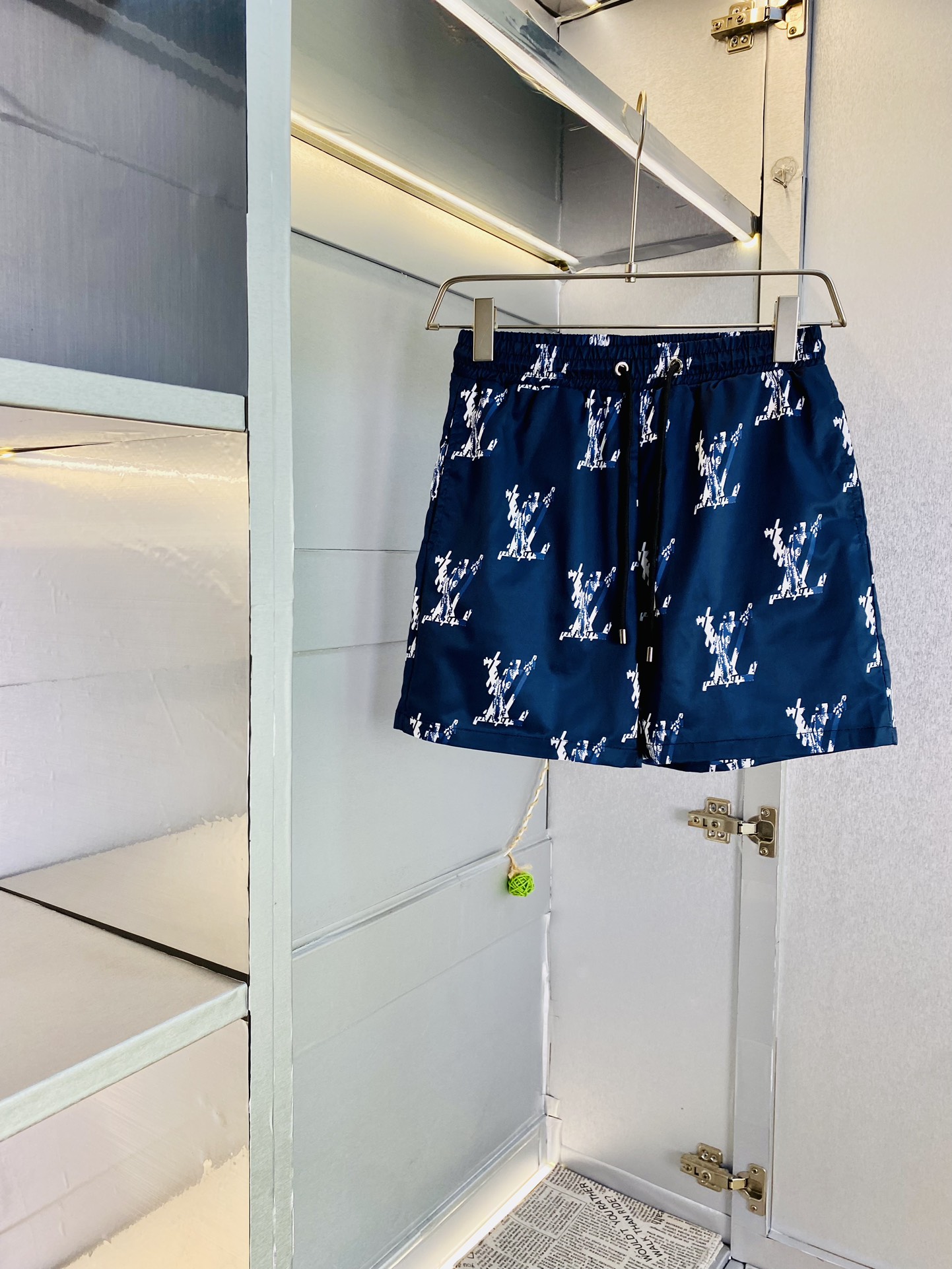 NO:454028,Original single product, couple's Louis Vuitton Lv, new summer shorts, available at the counter, complete three standards, wash water mark, hardware with logo, fashionable casual pants, quick-drying pants, beach pants, imported original fabric, comfortable and breathable upper body, top craft pattern, waist craft thread enclosure, extremely high grade, super positive style, fashionable and stylish upper body!  A must-have item for spring and summer wardrobe!  Size M-3XL, louis vuitton,louis vuitton,shorts,alexander wang19860909原单货 情侣款路易威登Lv 夏季新品短裤 专柜同步有售,三标齐全 带洗水唛 五金带Logo,时尚休闲裤 速干裤 沙滩裤,进口原版面料,上身舒适透气,顶级工艺图案,腰围工艺螺纹围接,档次极高,版型超正,上身时尚有型！春夏衣橱必备单品！尺码M-3XL,,louis vuitton,louis vuitton,shorts,alexander wang,Men's clothing