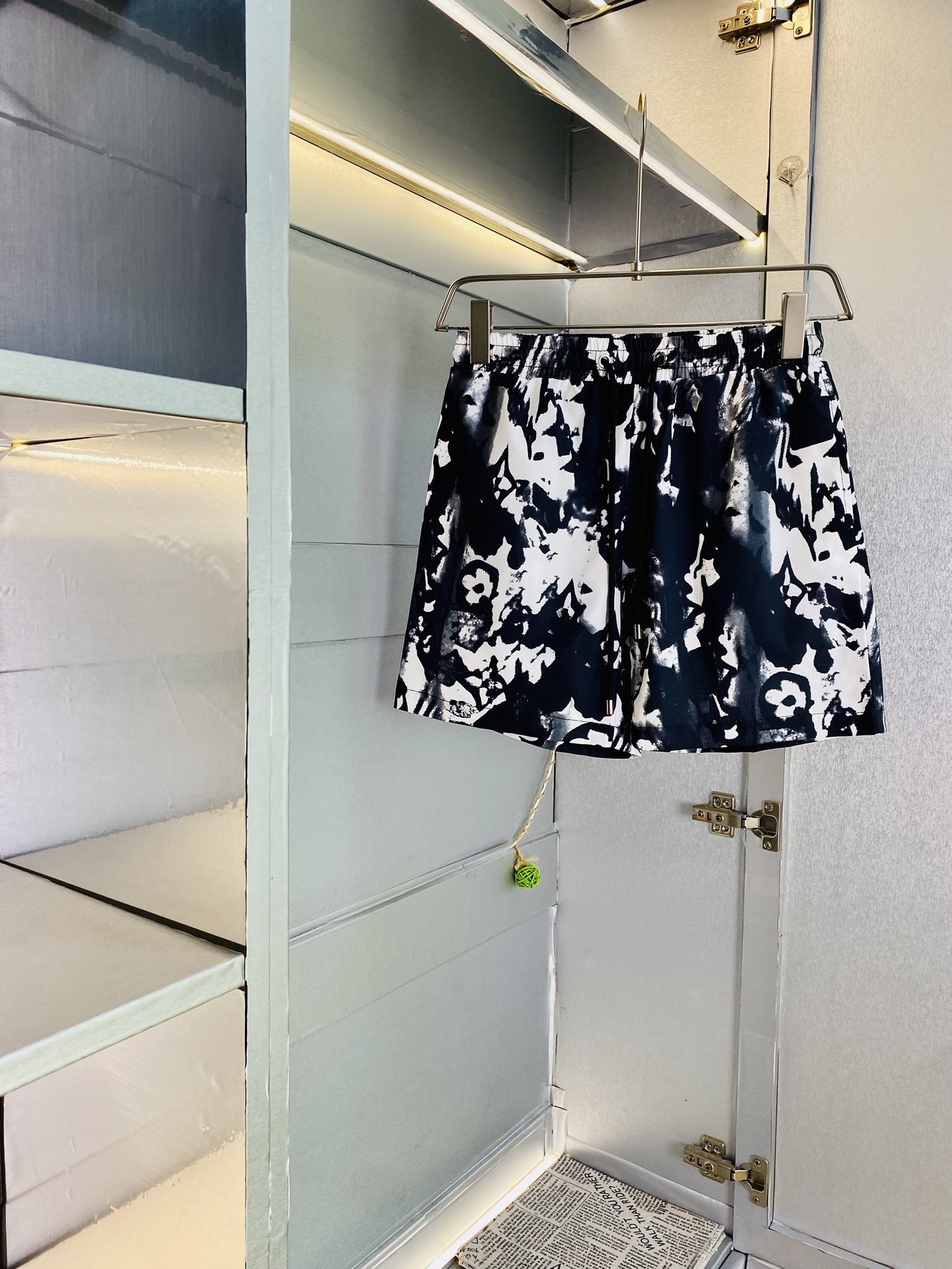 NO:161667,Original single product, couple's Louis Vuitton Lv 2025 summer new shorts available at the counter, complete three standards, with washing water mark, hardware with logo, fashionable casual pants, quick-drying pants, beach pants, imported original fabric, comfortable and breathable upper body, top craft pattern, waist craft thread surround, extremely high grade, super positive style, fashionable and stylish upper body!  A must-have item for spring and summer wardrobe!  Size M-3XL, louis vuitton,louis vuitton,shorts,alexander wang19860909原单货 情侣款路易威登Lv 2025夏季新品短裤 专柜同步有售,三标齐全 带洗水唛 五金带Logo,时尚休闲裤 速干裤 沙滩裤,进口原版面料,上身舒适透气,顶级工艺图案,腰围工艺螺纹围接,档次极高,版型超正,上身时尚有型！春夏衣橱必备单品！尺码M-3XL,,louis vuitton,louis vuitton,shorts,alexander wang,Men's clothing