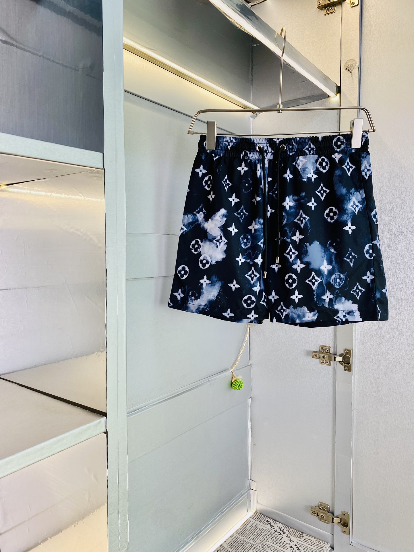 NO:492259,Original single product, couple's Louis Vuitton Lv 2025 summer new shorts available at the counter, complete three standards, with washing water mark, hardware with logo, fashionable casual pants, quick-drying pants, beach pants, imported original fabric, comfortable and breathable upper body, top craft pattern, waist craft thread surround, extremely high grade, super positive style, fashionable and stylish upper body!  A must-have item for spring and summer wardrobe!  Size M-3XL, louis vuitton,louis vuitton,shorts,alexander wang19860909原单货 情侣款路易威登Lv 2025夏季新品短裤 专柜同步有售,三标齐全 带洗水唛 五金带Logo,时尚休闲裤 速干裤 沙滩裤,进口原版面料,上身舒适透气,顶级工艺图案,腰围工艺螺纹围接,档次极高,版型超正,上身时尚有型！春夏衣橱必备单品！尺码M-3XL,,louis vuitton,louis vuitton,shorts,alexander wang,Men's clothing