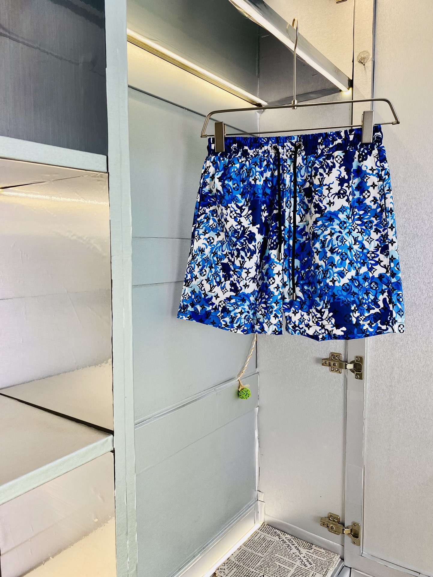 NO:116445,Original single product, couple's Louis Vuitton Lv 2025 summer new shorts available at the counter, complete three standards, with washing water mark, hardware with logo, fashionable casual pants, quick-drying pants, beach pants, imported original fabric, comfortable and breathable upper body, top craft pattern, waist craft thread surround, extremely high grade, super positive style, fashionable and stylish upper body!  A must-have item for spring and summer wardrobe!  Size M-3XL, louis vuitton,louis vuitton,shorts,alexander wang19860909原单货 情侣款路易威登Lv 2025夏季新品短裤 专柜同步有售,三标齐全 带洗水唛 五金带Logo,时尚休闲裤 速干裤 沙滩裤,进口原版面料,上身舒适透气,顶级工艺图案,腰围工艺螺纹围接,档次极高,版型超正,上身时尚有型！春夏衣橱必备单品！尺码M-3XL,,louis vuitton,louis vuitton,shorts,alexander wang,Men's clothing