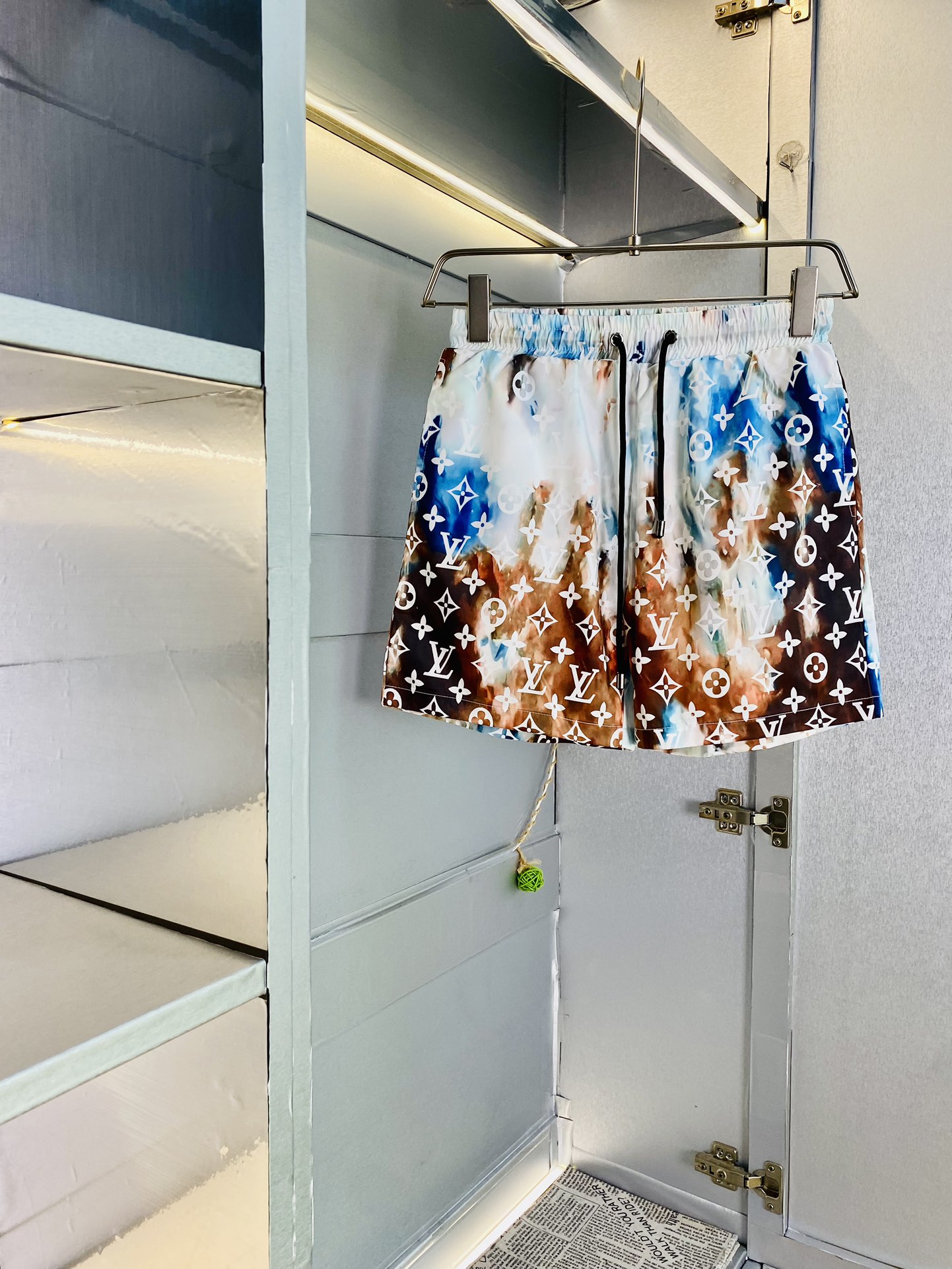 NO:154226,Original single product, couple's Louis Vuitton Lv 2025 summer new shorts available at the counter, complete three standards, with washing water mark, hardware with logo, fashionable casual pants, quick-drying pants, beach pants, imported original fabric, comfortable and breathable upper body, top craft pattern, waist craft thread surround, extremely high grade, super positive style, fashionable and stylish upper body!  A must-have item for spring and summer wardrobe!  Size M-3XL, louis vuitton,louis vuitton,shorts,alexander wang19860909原单货 情侣款路易威登Lv 2025夏季新品短裤 专柜同步有售,三标齐全 带洗水唛 五金带Logo,时尚休闲裤 速干裤 沙滩裤,进口原版面料,上身舒适透气,顶级工艺图案,腰围工艺螺纹围接,档次极高,版型超正,上身时尚有型！春夏衣橱必备单品！尺码M-3XL,,louis vuitton,louis vuitton,shorts,alexander wang,Men's clothing