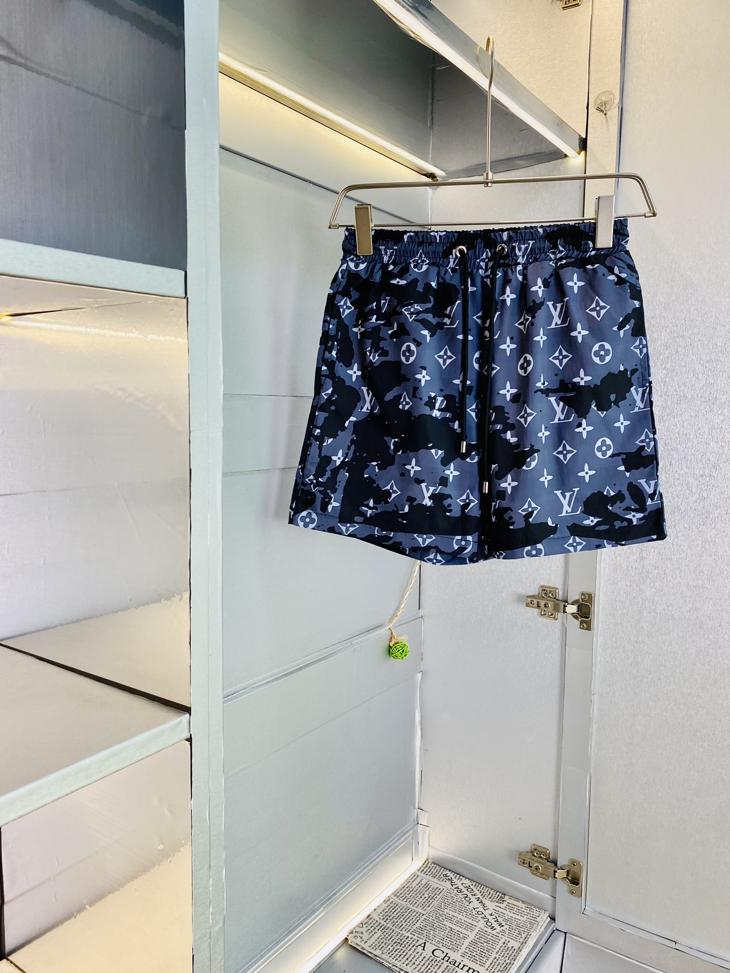 NO:128899,Original single product, couple's Louis Vuitton Lv 2025 summer new shorts available at the counter, complete three standards, with washing water mark, hardware with logo, fashionable casual pants, quick-drying pants, beach pants, imported original fabric, comfortable and breathable upper body, top craft pattern, waist craft thread surround, extremely high grade, super positive style, fashionable and stylish upper body!  A must-have item for spring and summer wardrobe!  Size M-3XL, louis vuitton,louis vuitton,shorts,alexander wang19860909原单货 情侣款路易威登Lv 2025夏季新品短裤 专柜同步有售,三标齐全 带洗水唛 五金带Logo,时尚休闲裤 速干裤 沙滩裤,进口原版面料,上身舒适透气,顶级工艺图案,腰围工艺螺纹围接,档次极高,版型超正,上身时尚有型！春夏衣橱必备单品！尺码M-3XL,,louis vuitton,louis vuitton,shorts,alexander wang,Men's clothing