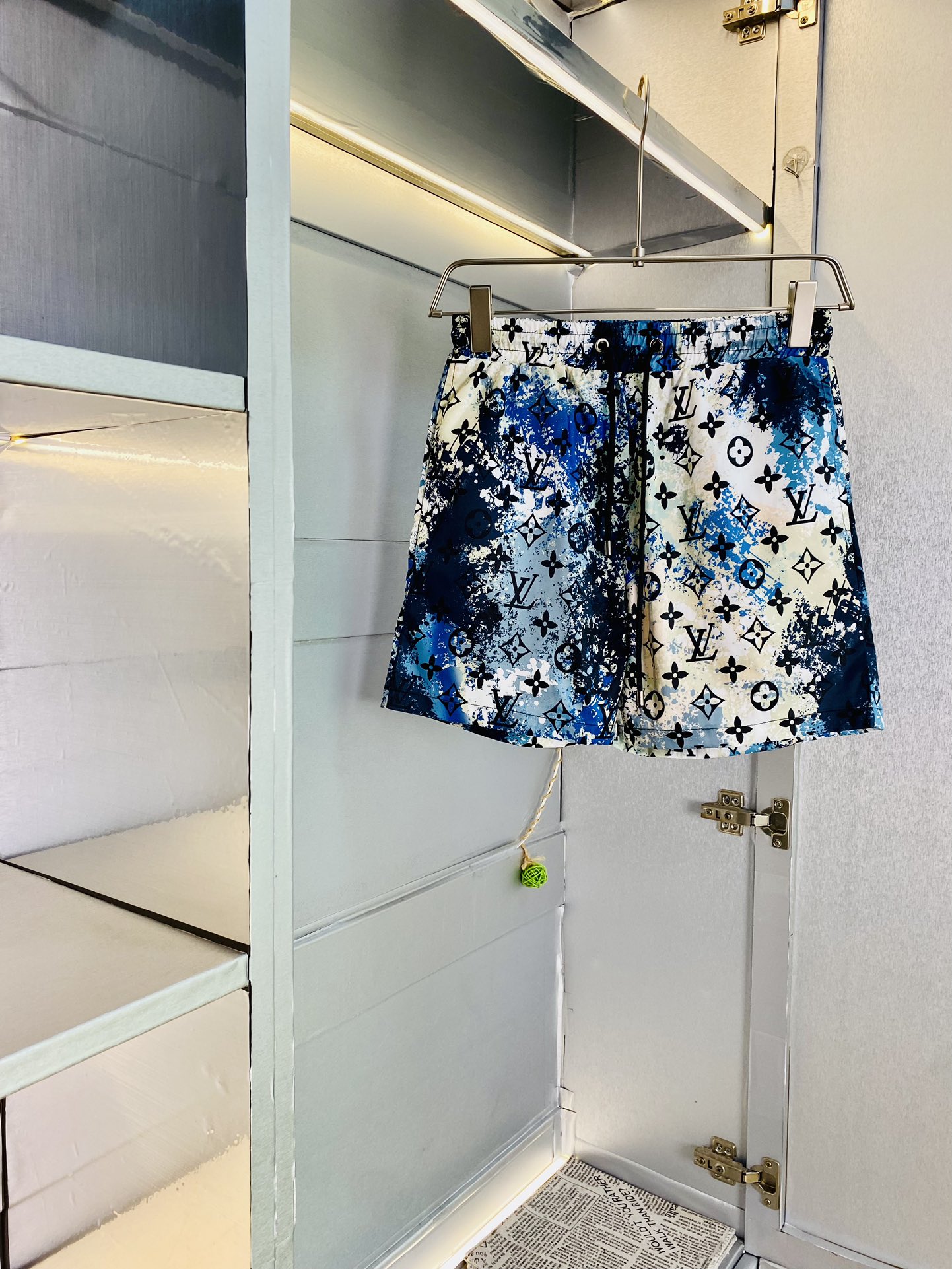 NO:116431,Original single product, couple's Louis Vuitton Lv 2025 summer new shorts available at the counter, complete three standards, with washing water mark, hardware with logo, fashionable casual pants, quick-drying pants, beach pants, imported original fabric, comfortable and breathable upper body, top craft pattern, waist craft thread surround, extremely high grade, super positive style, fashionable and stylish upper body!  A must-have item for spring and summer wardrobe!  Size M-3XL, louis vuitton,louis vuitton,shorts,alexander wang19860909原单货 情侣款路易威登Lv 2025夏季新品短裤 专柜同步有售,三标齐全 带洗水唛 五金带Logo,时尚休闲裤 速干裤 沙滩裤,进口原版面料,上身舒适透气,顶级工艺图案,腰围工艺螺纹围接,档次极高,版型超正,上身时尚有型！春夏衣橱必备单品！尺码M-3XL,,louis vuitton,louis vuitton,shorts,alexander wang,Men's clothing