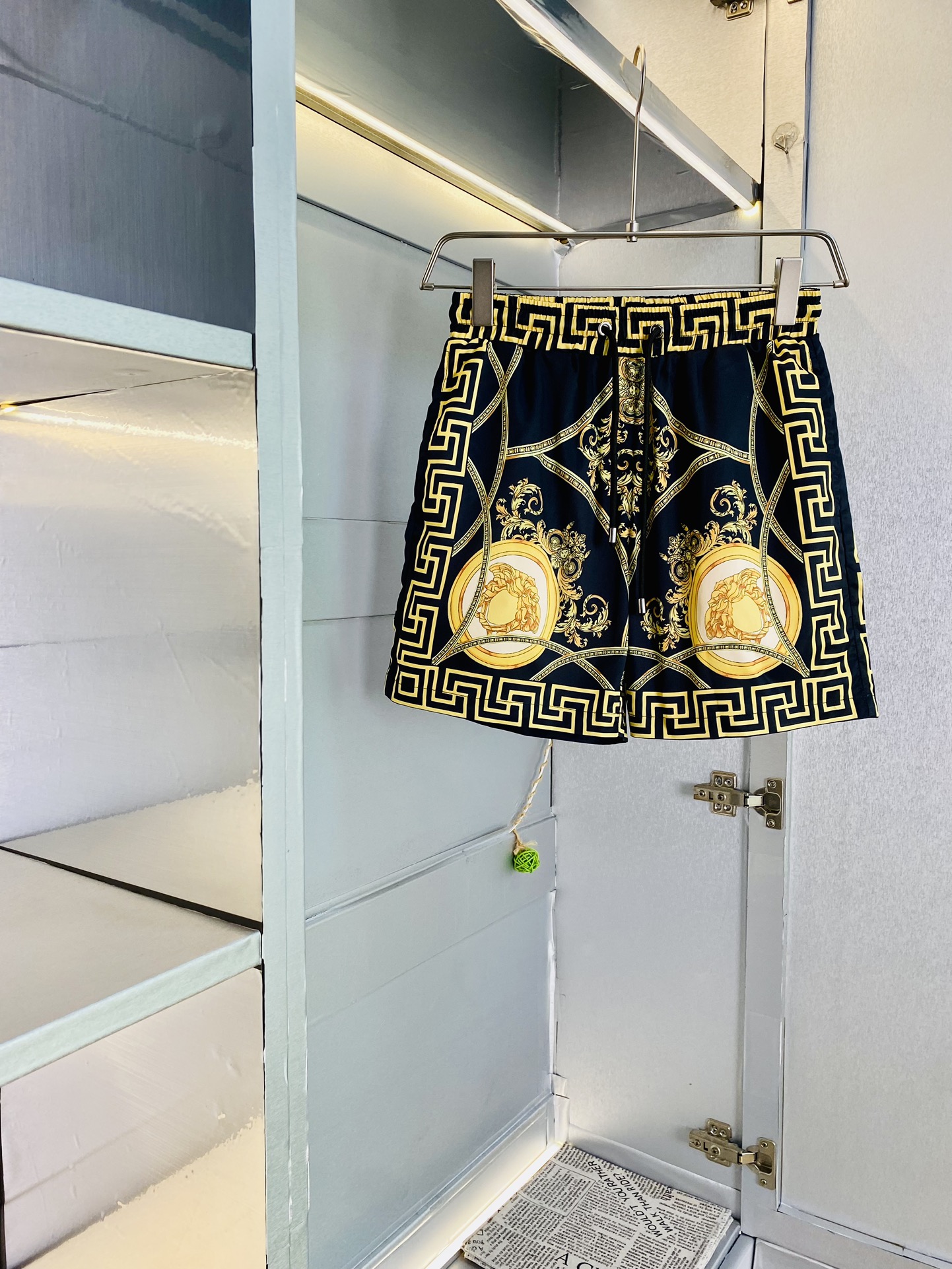 NO:128882,Original single product, couple's Versace Versace 2025 summer new shorts available at the counter, with three standards complete with washing water mark, hardware with logo, fashionable casual pants, quick-drying pants, beach pants, imported original fabric, comfortable and breathable upper body, top craft pattern, waist craft thread enclosure, extremely high grade, super positive style, fashionable and stylish upper body!  A must-have item for spring and summer wardrobe!  Size M-3XL, versace, versace, shorts, alexander wang19860909原单货 情侣款范思哲Versace 2025夏季新品短裤 专柜同步有售,三标齐全 带洗水唛 五金带Logo,时尚休闲裤 速干裤 沙滩裤,进口原版面料,上身舒适透气,顶级工艺图案,腰围工艺螺纹围接,档次极高,版型超正,上身时尚有型！春夏衣橱必备单品！尺码M-3XL,,versace,versace,shorts,alexander wang,Men's clothing