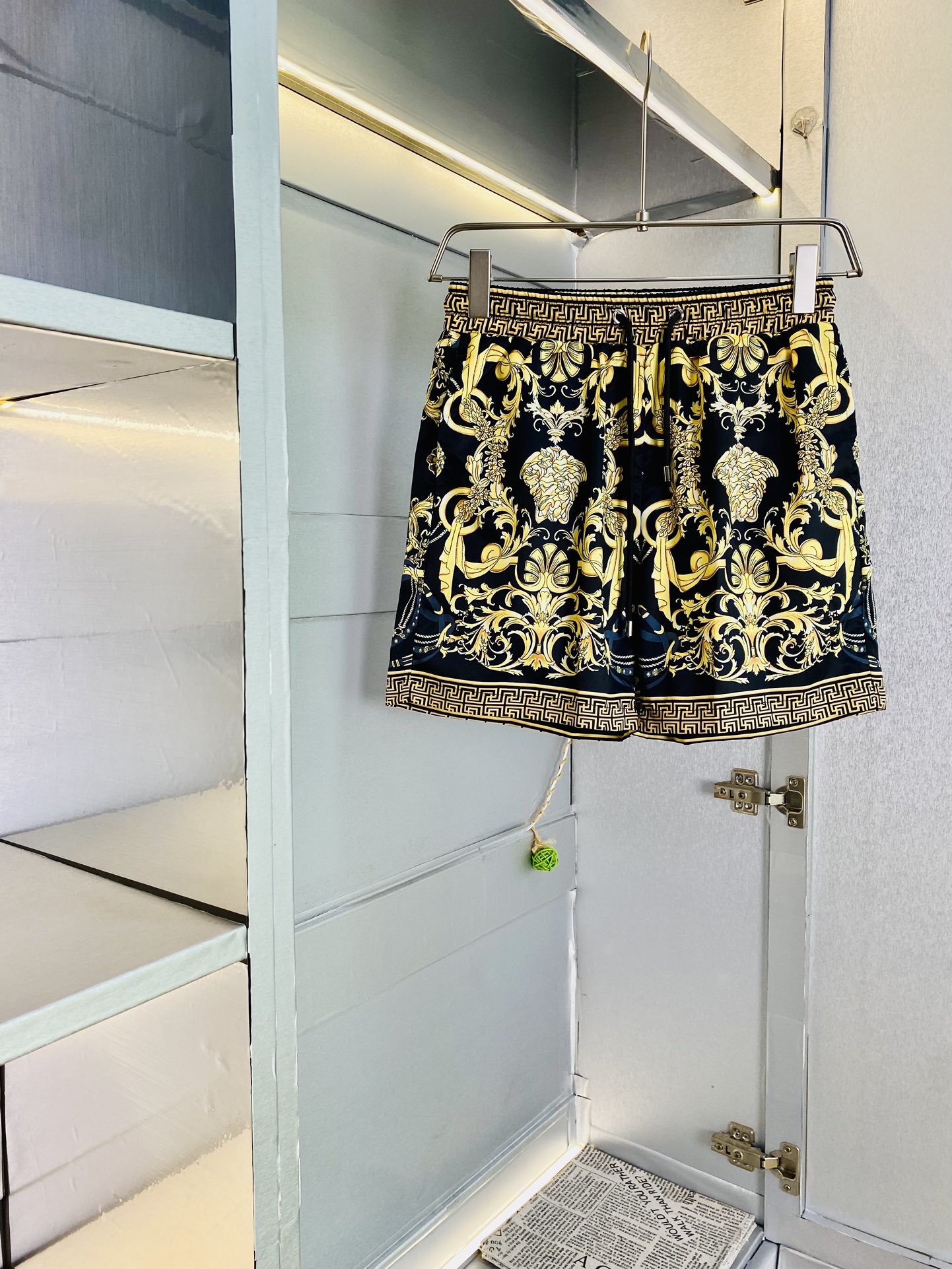 NO:492267,Original single product, couple's Versace Versace 2025 summer new shorts available at the counter, complete three standards, with washing water mark, hardware with logo, fashionable casual pants, quick-drying pants, beach pants, imported original fabric, comfortable and breathable upper body, top craft pattern, waist craft thread enclosure, extremely high grade, super positive style, fashionable and stylish upper body!  A must-have item for spring and summer wardrobe!  Size M-3XL, versace, versace, shorts, alexander wang19860909原单货 情侣款范思哲Versace 2025夏季新品短裤 专柜同步有售,三标齐全 带洗水唛 五金带Logo,时尚休闲裤 速干裤 沙滩裤,进口原版面料,上身舒适透气,顶级工艺图案,腰围工艺螺纹围接,档次极高,版型超正,上身时尚有型！春夏衣橱必备单品！尺码M-3XL,,versace,versace,shorts,alexander wang,Men's clothing