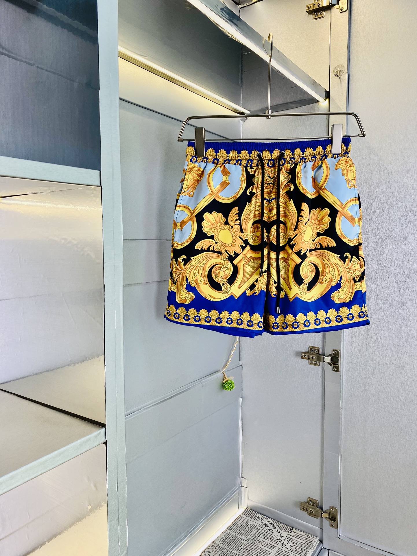 NO:116434,Original single product, couple's Versace Versace 2025 summer new shorts available at the counter, with three standards complete with washing water mark, hardware with logo, fashionable casual pants, quick-drying pants, beach pants, imported original fabric, comfortable and breathable upper body, top craft pattern, waist craft thread surround, extremely high grade, super positive style, fashionable and stylish upper body!  A must-have item for spring and summer wardrobe!  Size M-3XL, versace, versace, shorts, alexander wang19860909原单货 情侣款范思哲Versace 2025夏季新品短裤 专柜同步有售,三标齐全 带洗水唛 五金带Logo,时尚休闲裤 速干裤 沙滩裤,进口原版面料,上身舒适透气,顶级工艺图案,腰围工艺螺纹围接,档次极高,版型超正,上身时尚有型！春夏衣橱必备单品！尺码M-3XL,,versace,versace,shorts,alexander wang,Men's clothing