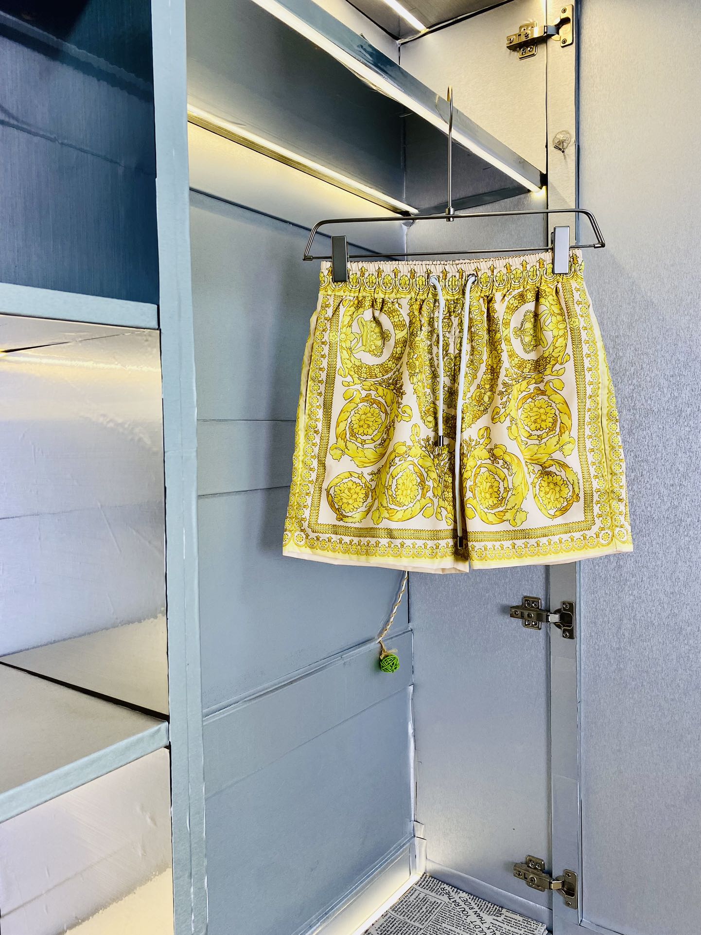 NO:159147,Original single product, couple's Versace, new summer shorts, available at the counter, complete three standards, wash water mark, hardware with logo, fashionable casual pants, quick-drying pants, beach pants, imported original fabric, comfortable and breathable upper body, top craft pattern, waist craft thread enclosure, extremely high grade, super positive style, fashionable and stylish upper body!  A must-have item for spring and summer wardrobe!  Size M-3XL, versace, versace, shorts, alexander wang19860909原单货 情侣款范思哲Versace 夏季新品短裤 专柜同步有售,三标齐全 带洗水唛 五金带Logo,时尚休闲裤 速干裤 沙滩裤,进口原版面料,上身舒适透气,顶级工艺图案,腰围工艺螺纹围接,档次极高,版型超正,上身时尚有型！春夏衣橱必备单品！尺码M-3XL,,versace,versace,shorts,alexander wang,Men's clothing