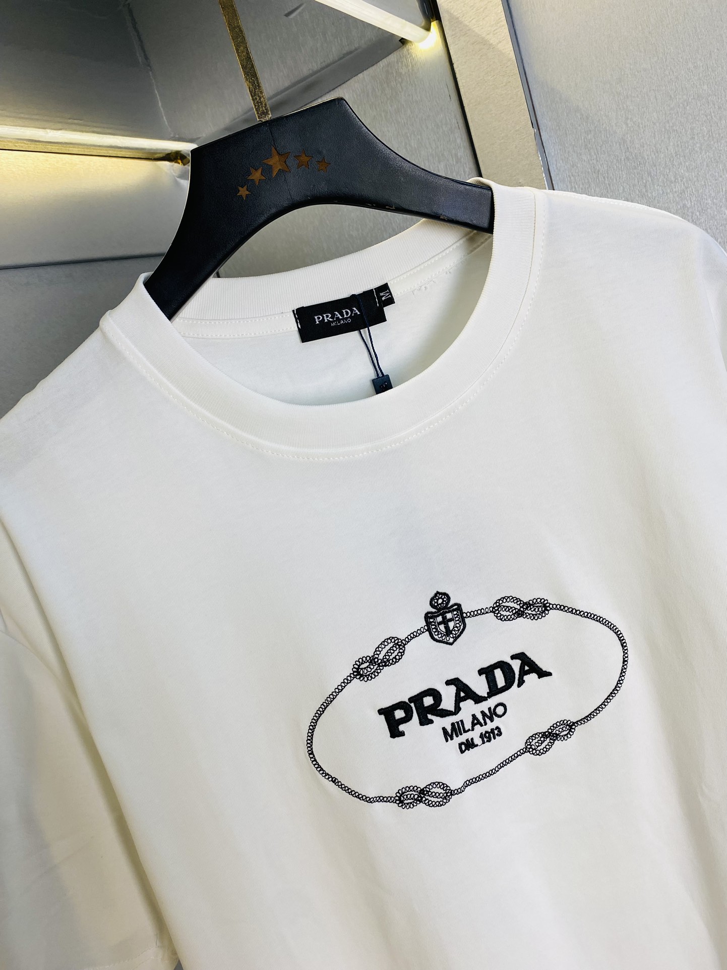 P180 可穿220斤 情侣款💞 普拉达Prada 原单品质 2025最新款 男装短袖T恤 高级印花做工！精选专柜订制纯棉进口面料 所有细节做工完美1比1复刻 还原正品百分百 原版五金 高端订制辅料 原厂原标 上身效果超赞！码数：S-XL （170/140斤穿S） 
