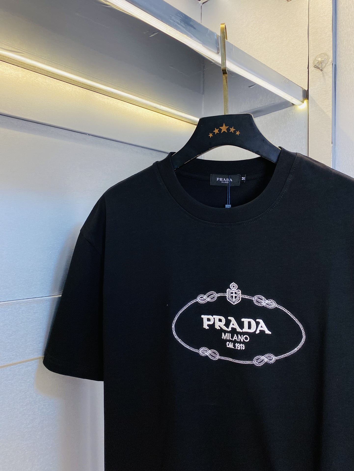 P180 可穿220斤 情侣款💞 普拉达Prada 原单品质 2025最新款 男装短袖T恤 高级印花做工！精选专柜订制纯棉进口面料 所有细节做工完美1比1复刻 还原正品百分百 原版五金 高端订制辅料 原厂原标 上身效果超赞！码数：S-XL （170/140斤穿S） 