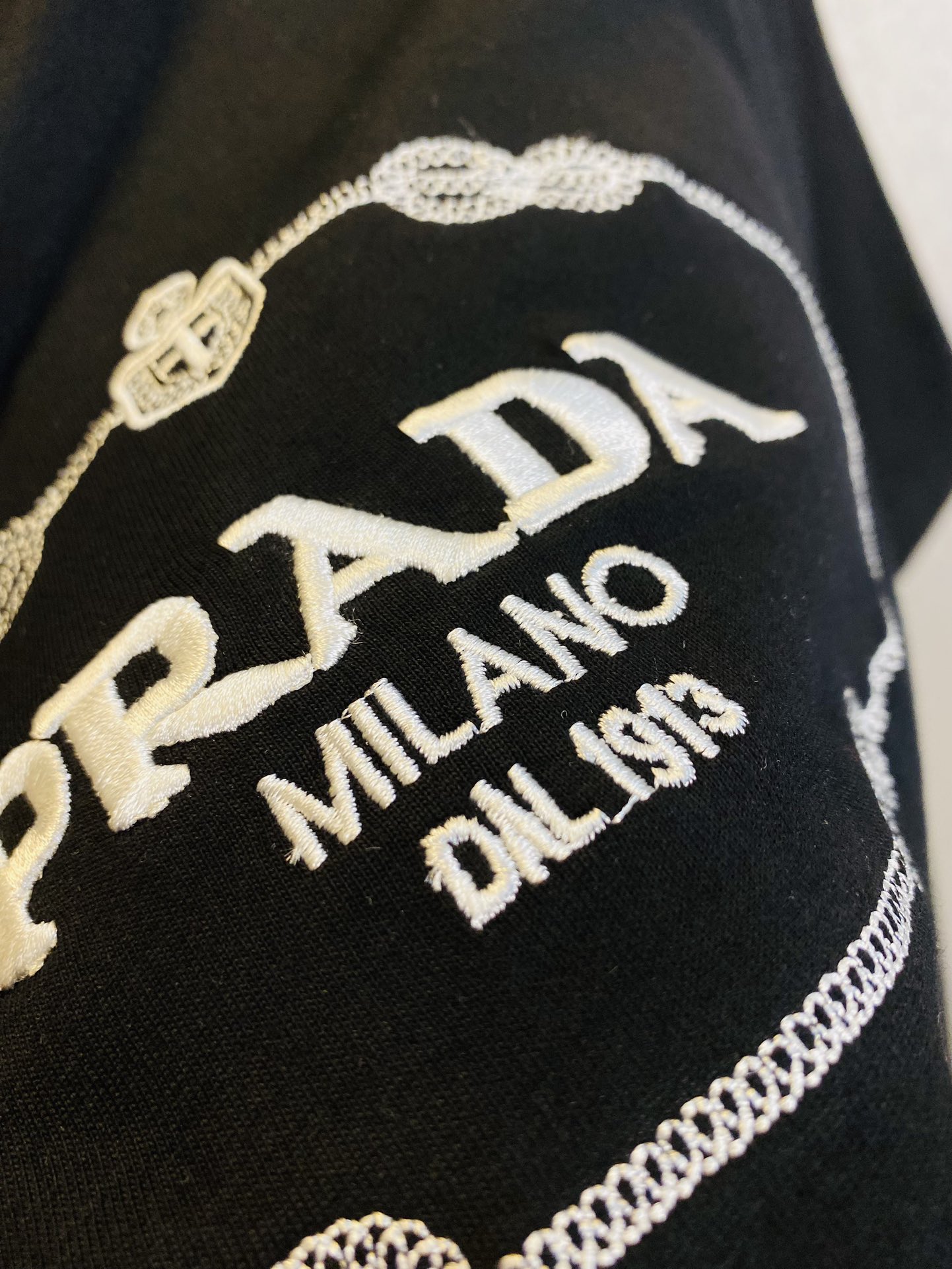 P180 可穿220斤 情侣款💞 普拉达Prada 原单品质 2025最新款 男装短袖T恤 高级印花做工！精选专柜订制纯棉进口面料 所有细节做工完美1比1复刻 还原正品百分百 原版五金 高端订制辅料 原厂原标 上身效果超赞！码数：S-XL （170/140斤穿S） 