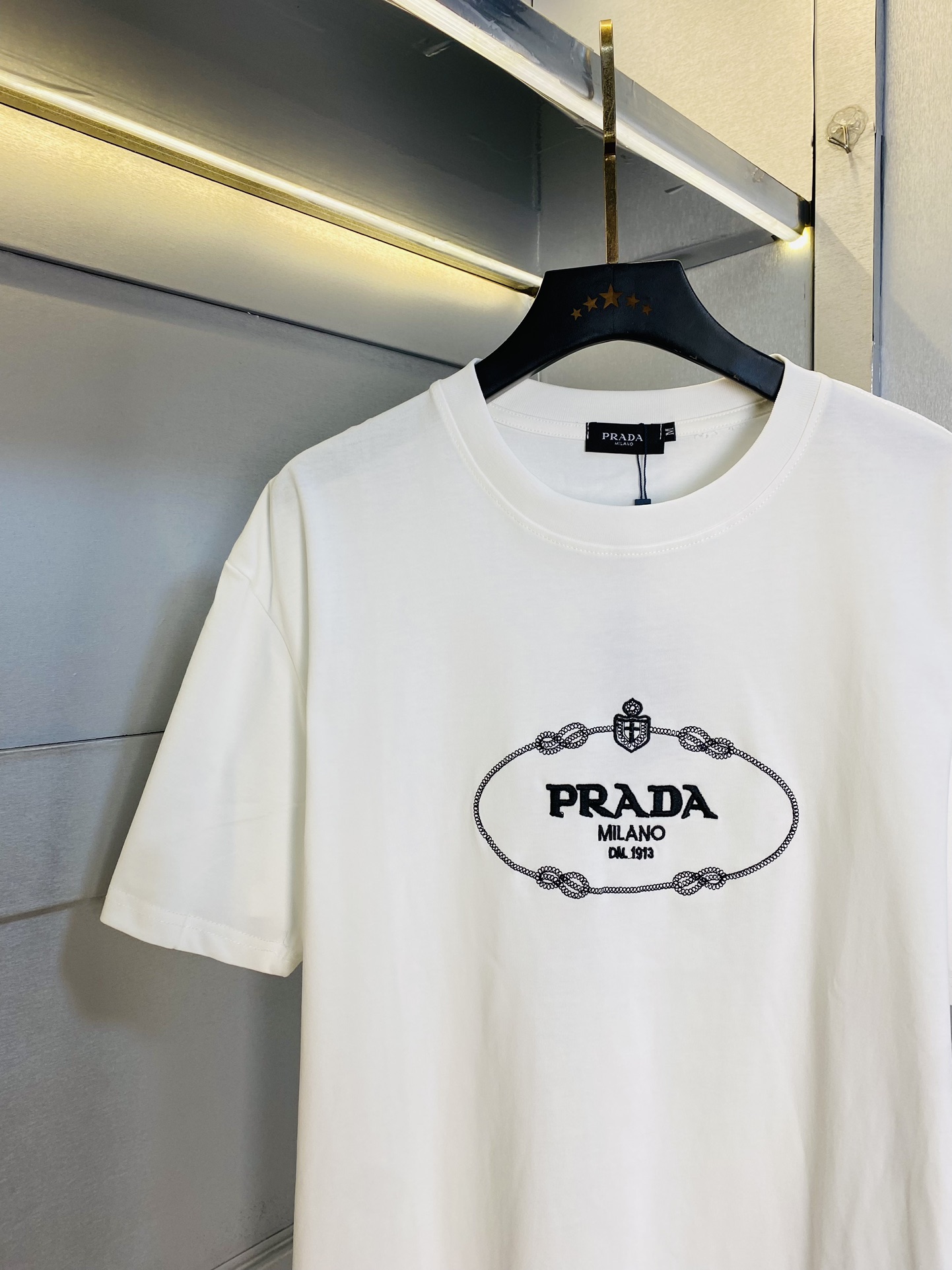 P180 可穿220斤 情侣款💞 普拉达Prada 原单品质 2025最新款 男装短袖T恤 高级印花做工！精选专柜订制纯棉进口面料 所有细节做工完美1比1复刻 还原正品百分百 原版五金 高端订制辅料 原厂原标 上身效果超赞！码数：S-XL （170/140斤穿S） 