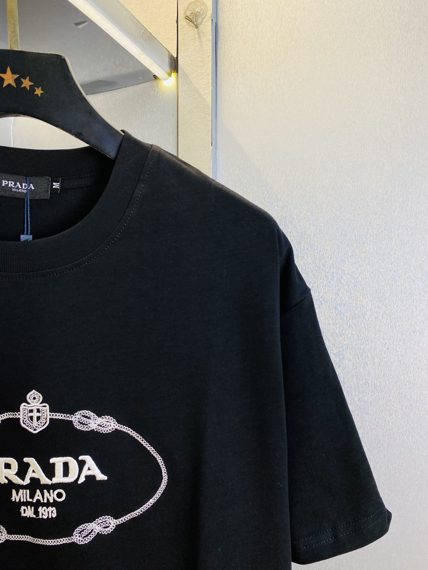 P180 可穿220斤 情侣款💞 普拉达Prada 原单品质 2025最新款 男装短袖T恤 高级印花做工！精选专柜订制纯棉进口面料 所有细节做工完美1比1复刻 还原正品百分百 原版五金 高端订制辅料 原厂原标 上身效果超赞！码数：S-XL （170/140斤穿S） 