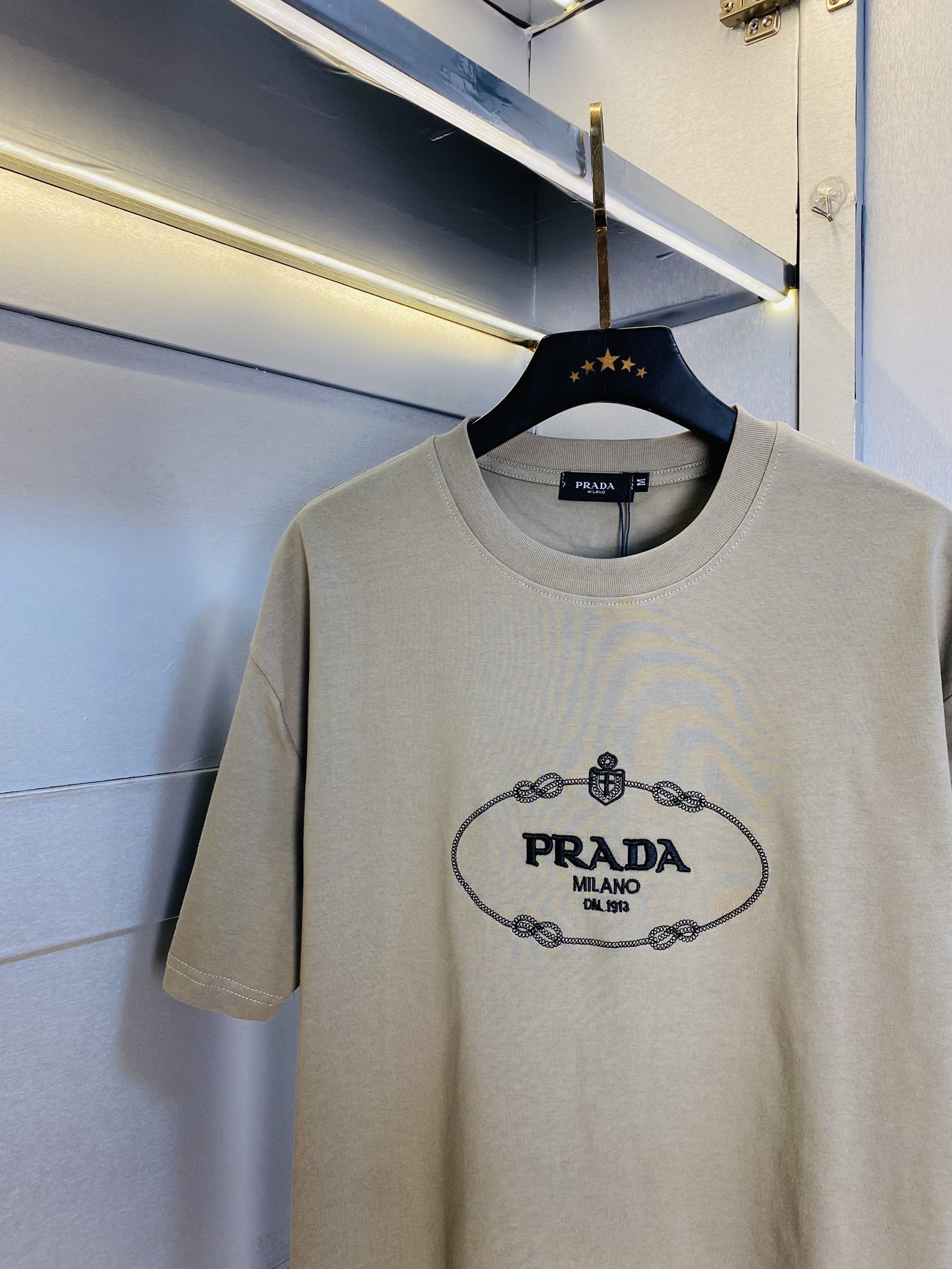 P180 可穿220斤 情侣款💞 普拉达Prada 原单品质 2025最新款 男装短袖T恤 高级印花做工！精选专柜订制纯棉进口面料 所有细节做工完美1比1复刻 还原正品百分百 原版五金 高端订制辅料 原厂原标 上身效果超赞！码数：S-XL （170/140斤穿S） 
