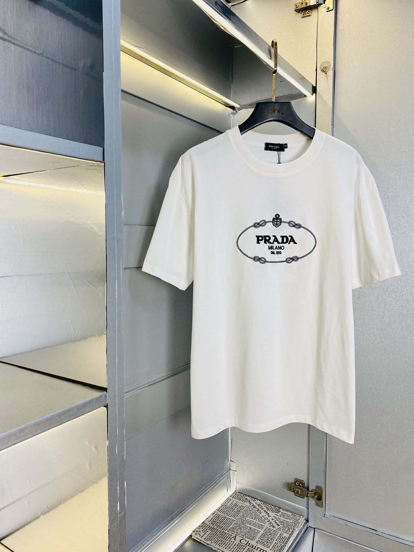 P180 可穿220斤 情侣款💞 普拉达Prada 原单品质 2025最新款 男装短袖T恤 高级印花做工！精选专柜订制纯棉进口面料 所有细节做工完美1比1复刻 还原正品百分百 原版五金 高端订制辅料 原厂原标 上身效果超赞！码数：S-XL （170/140斤穿S） 