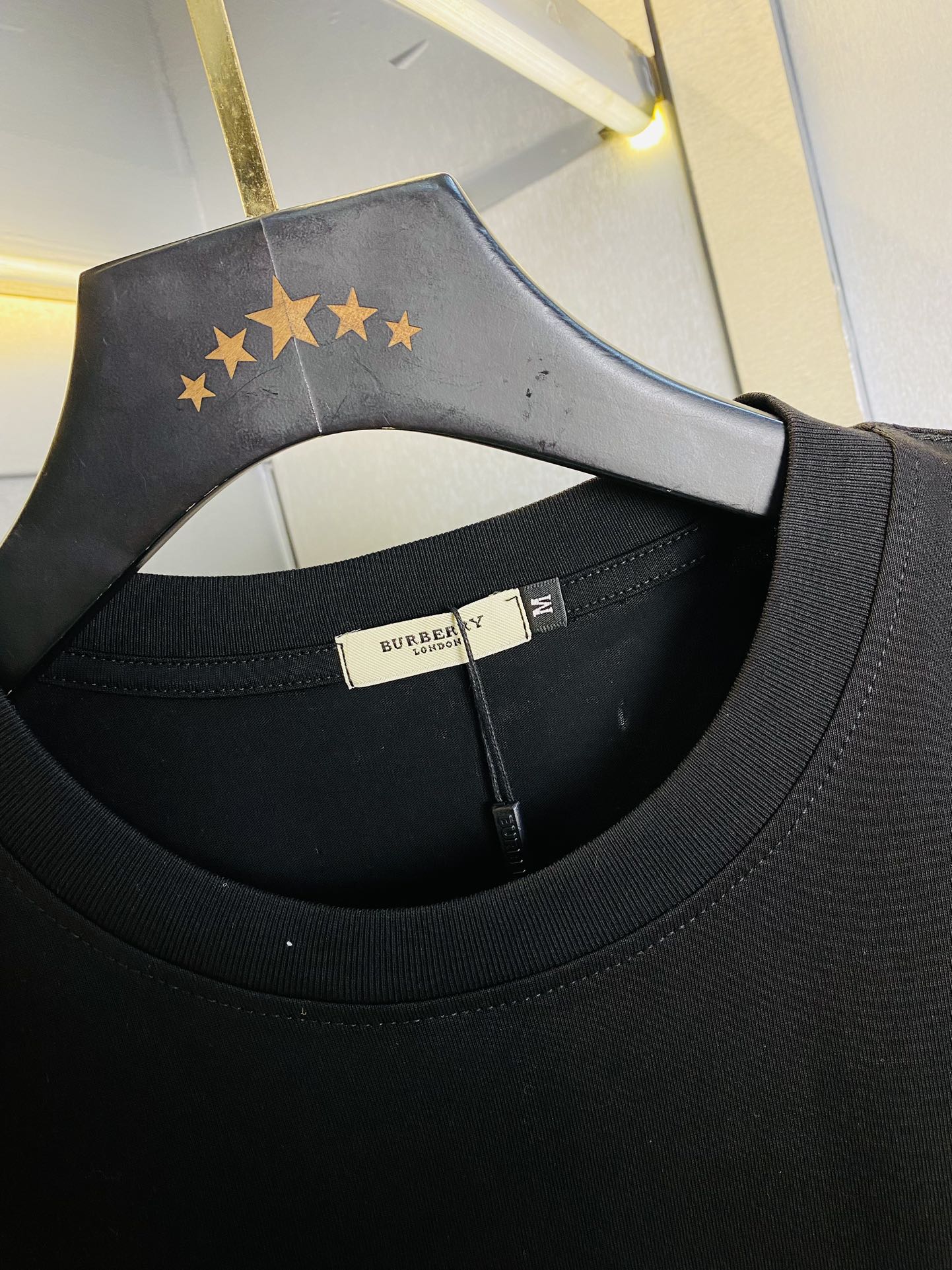 P180 可穿220斤 情侣款💞 巴宝莉Burberry 原单品质 2025最新款 男装短袖T恤 高级印花做工！精选专柜订制纯棉进口面料 所有细节做工完美1比1复刻 还原正品百分百 原版五金 高端订制辅料 原厂原标 上身效果超赞！码数：S-XL （170/140斤穿S） 