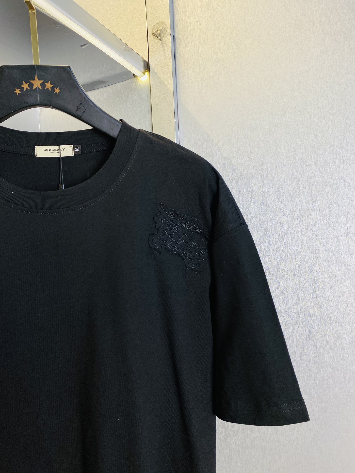 P180 可穿220斤 情侣款💞 巴宝莉Burberry 原单品质 2025最新款 男装短袖T恤 高级印花做工！精选专柜订制纯棉进口面料 所有细节做工完美1比1复刻 还原正品百分百 原版五金 高端订制辅料 原厂原标 上身效果超赞！码数：S-XL （170/140斤穿S） 