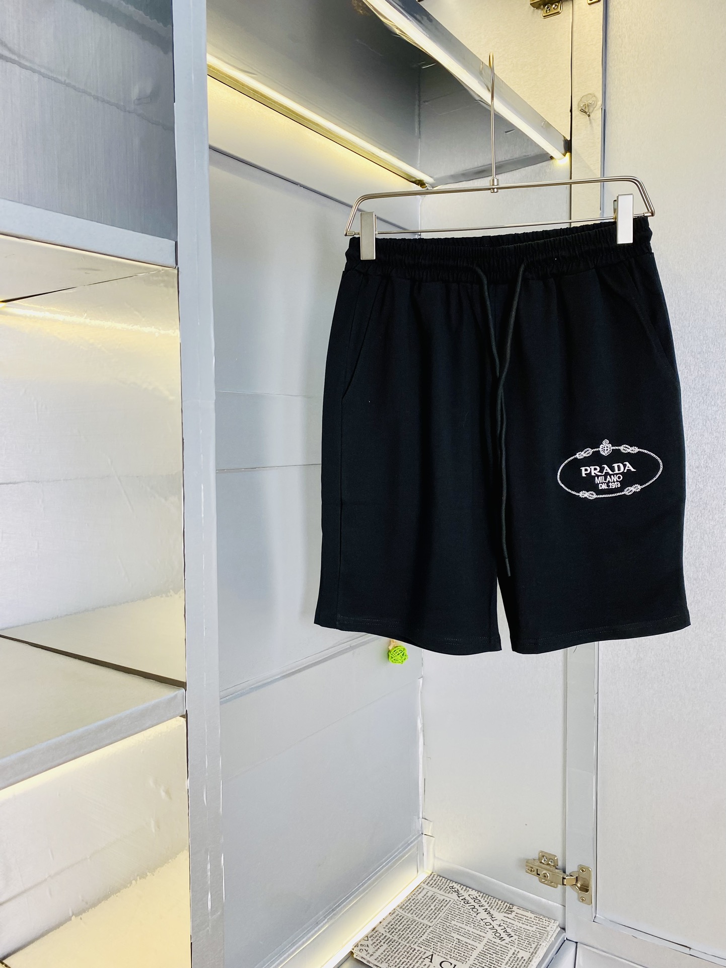 NO:154225,Can wear 200 catties couple style Prada Prada original single quality 2025 latest style shorts five-quarter pants elastic trousers sweatpants high-end workmanship!  Selected counter custom-made pure cotton imported fabrics, all details are perfectly 1 to 1 replica, restore the authenticity 100% original hardware, high-end customized auxiliary materials, original factory original standard, excellent upper body effect!  S-XL (170/140 catties wear S), prada, prada, shorts, alexander wang19860909可穿200斤 情侣款 普拉达Prada 原单品质 2025最新款 短裤五分裤松紧裤运动裤高级做工！精选专柜订制纯棉进口面料 所有细节做工完美1比1复刻 还原正品百分百 原版五金 高端订制辅料 原厂原标 上身效果超赞！码数S-XL（170/140斤穿S）,,prada,prada,shorts,alexander wang,Men's clothing