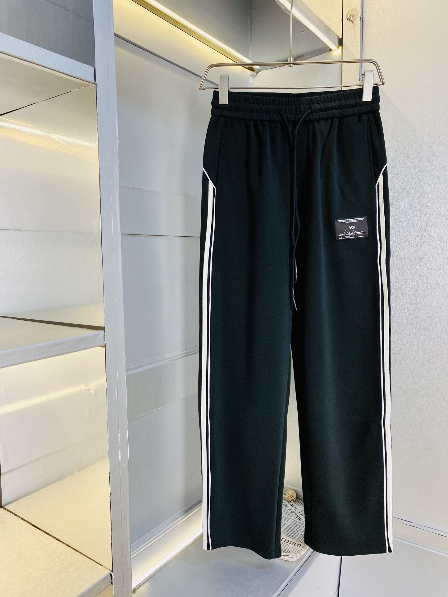 NO:161616,The original official website can wear 200 kilograms Y3 Simple and fashionable Early spring wardrobe trousers, elastic pants, casual pants, long trousers, low-key and luxurious, very classy when worn, and there is no need to say much about the trousers style and cutting. The upper body is exquisite and vivid. The truly first-class quality is the real palace-level casual pants, elastic pants, sweatpants, are made of Turkey's cotton, and produce the most famous tannin cloth. The quality is excellent, and the pants are soft after heavy washing!  Straight-footed style, not picky, the upper body is absolutely stylish, the waist is inlaid with silver jewelry, extremely luxurious. Size: M-3XL, alexander wang19860909官网原单货 可穿200斤 Y3 简约时尚 早春款卫裤松紧裤休闲裤长裤身穿着非常舒适 低调不失奢华 穿出去非常有档次,裤型款式和裁剪亦无需多言 上身精致跃然.真正一等一顶级质料 真正殿堂级的休闲裤松紧裤卫裤,选用土耳其的棉花 生产出最有名的单宁布 品质卓然,经过重水洗使得裤子很柔软！直脚的版型 不挑人 上身绝对的有型 裤腰镶嵌银饰达人设计 极度奢华.码数:M-3XL,,alexander wang,Men's clothing