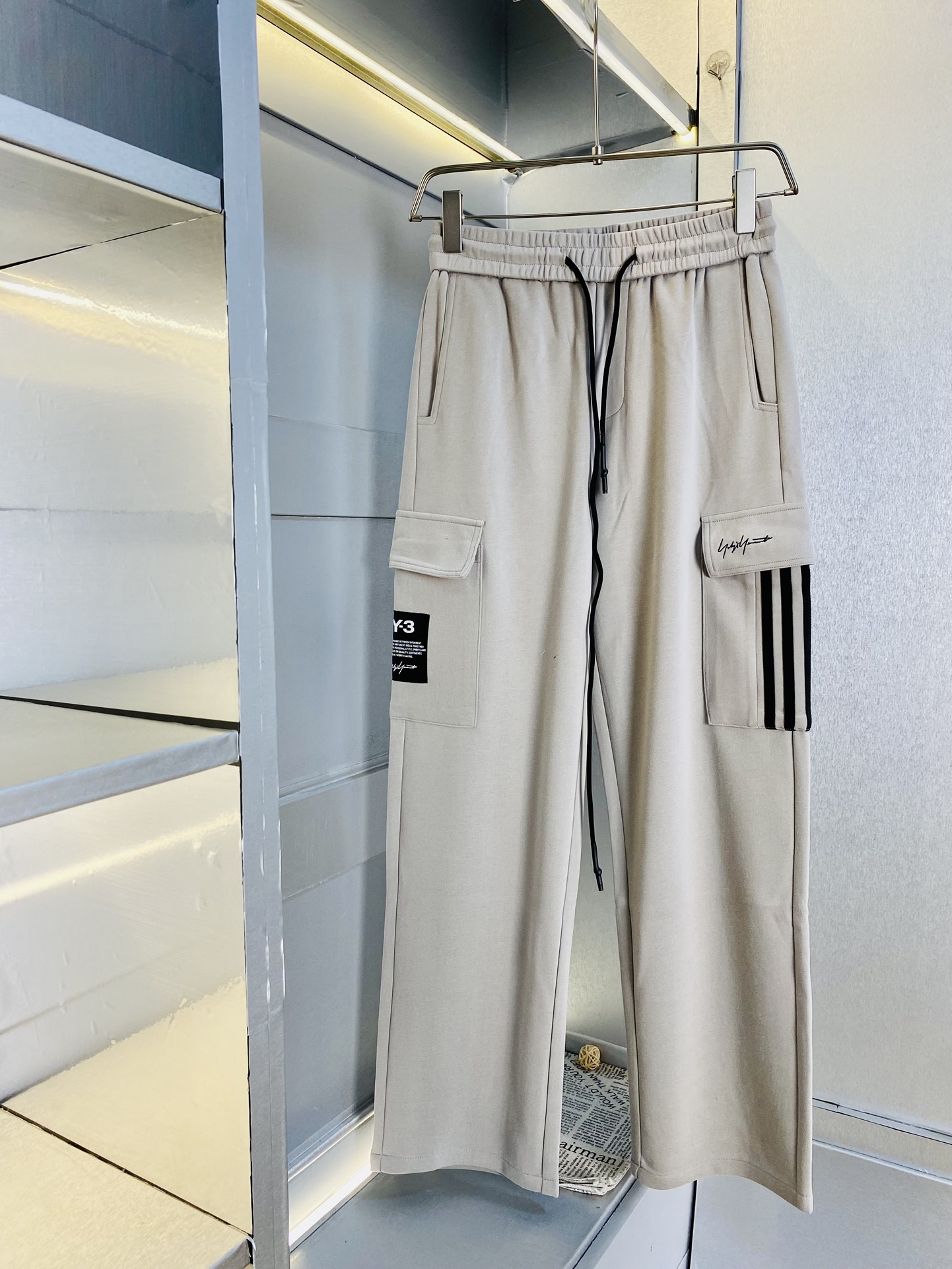 NO:121059,The original official website can wear 200 kilograms Y3 Simple and fashionable Early spring wardrobe trousers, elastic pants, casual pants, long trousers, low-key and luxurious, very classy when worn, and there is no need to say much about the trousers style and cutting. The upper body is exquisite and vivid. The truly first-class quality is the real-class casual pants, elastic pants, sweatpants, are made of Turkey's cotton, and produce the most famous tannin cloth. The quality is excellent, and the pants are soft after heavy washing!  Straight-footed style, not picky, the upper body is absolutely stylish, the waist is inlaid with silver jewelry, extremely luxurious. Size: M-3XL, alexander wang19860909官网原单货 可穿200斤 Y3 简约时尚 早春款卫裤松紧裤休闲裤长裤身穿着非常舒适 低调不失奢华 穿出去非常有档次,裤型款式和裁剪亦无需多言 上身精致跃然.真正一等一顶级质料 真正殿堂级的休闲裤松紧裤卫裤,选用土耳其的棉花 生产出最有名的单宁布 品质卓然,经过重水洗使得裤子很柔软！直脚的版型 不挑人 上身绝对的有型 裤腰镶嵌银饰达人设计 极度奢华.码数:M-3XL,,alexander wang,Men's clothing