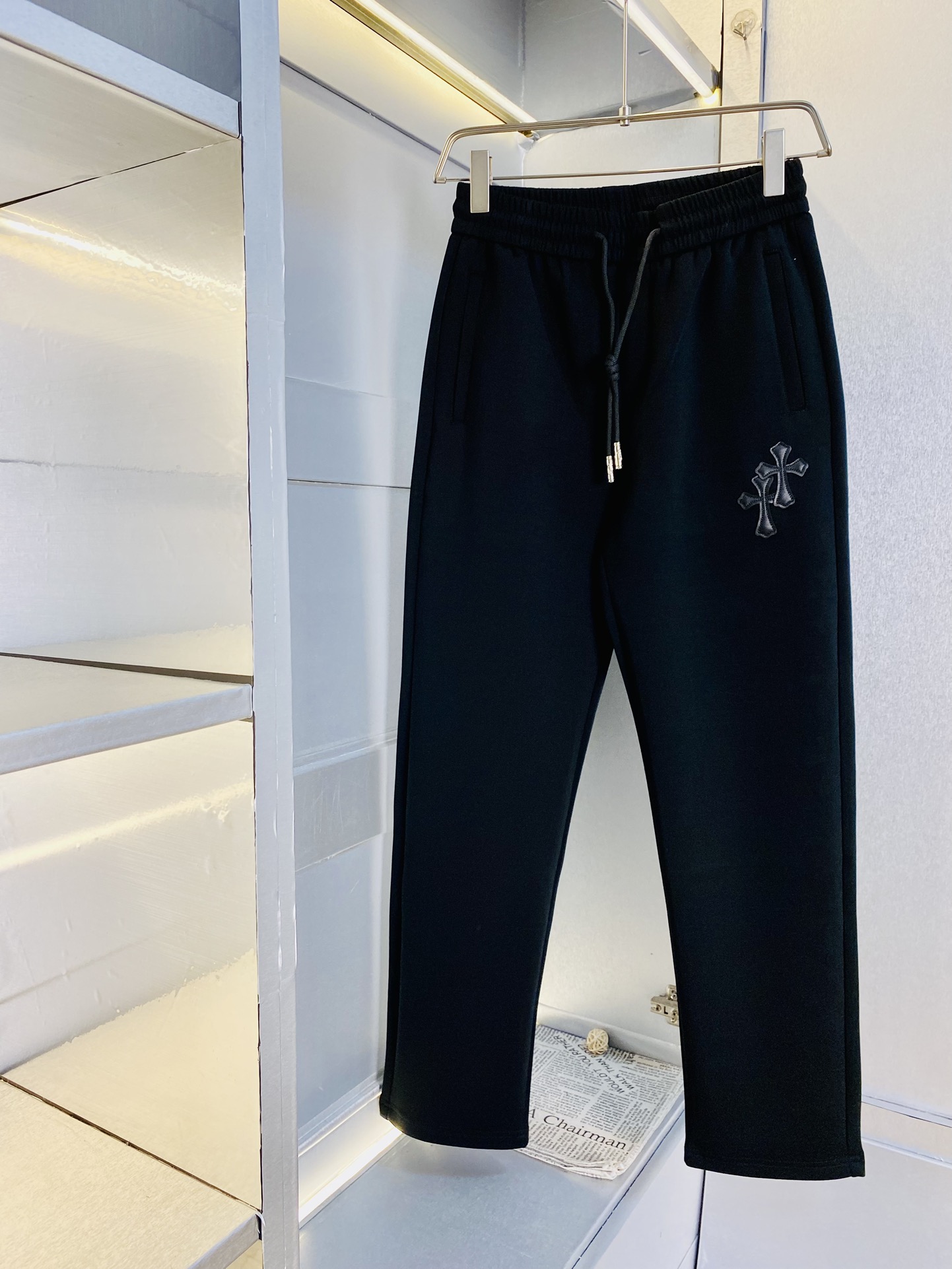 NO:129538,The original official website can wear 200 kilogram ChromeHearts Simple and fashionable Early spring wardrobe trousers Elastic pants Casual pants trousers trousers are very comfortable to wear, low-key and luxurious, very classy when worn, and there is no need to say much about the trousers style and cutting. The upper body is exquisite and vivid. The truly first-class quality is the real-class casual trousers Elastic pants, which are made of Turkey's cotton and produce the most famous tannin cloth. The quality is excellent, and the pants are soft after heavy washing!  Straight-footed style, not picky, the upper body is absolutely stylish, the waist is inlaid with silver jewelry, extremely luxurious. Number of sizes: M-3XL, chrome hearts, chrome hearts, alexander wang19860909官网原单货 可穿200斤克罗心ChromeHearts 简约时尚 早春款卫裤松紧裤休闲裤长裤身穿着非常舒适 低调不失奢华 穿出去非常有档次,裤型款式和裁剪亦无需多言 上身精致跃然.真正一等一顶级质料 真正殿堂级的休闲裤松紧裤卫裤,选用土耳其的棉花 生产出最有名的单宁布 品质卓然,经过重水洗使得裤子很柔软！直脚的版型 不挑人 上身绝对的有型 裤腰镶嵌银饰达人设计 极度奢华.码数:M-3XL,,chrome hearts,chrome hearts,alexander wang,Men's clothing