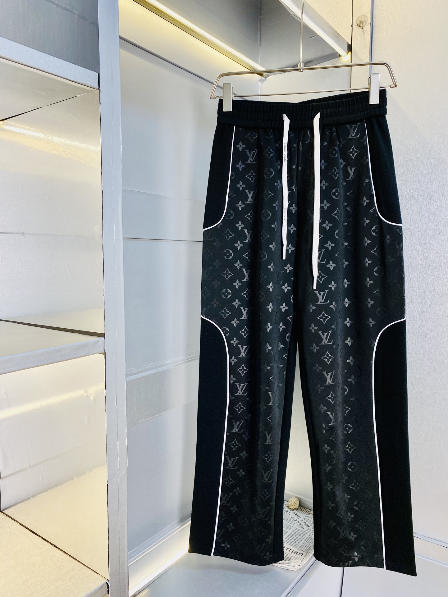 NO:133742,The original official website can wear 200 kilograms of Louis Vuitton Lv. Simple and fashionable. Early spring wardrobe trousers, elastic pants, casual pants, long trousers, low-key and luxurious. It is very classy when worn. There is no need to say much about the style and cutting of the pants. The upper body is exquisite and vivid. The truly first-class quality is the real-class casual pants, elastic pants, sweatpants, and Turkish cotton, which produces the most famous tannin cloth. The quality is excellent, and the pants are soft after heavy washing!  Straight-footed style, not picky, the upper body is absolutely stylish, the waist is inlaid with silver jewelry, extremely luxurious. Size: M-3XL,,louis vuitton,louis vuitton,alexander wang19860909官网原单货 可穿200斤路易威登Lv 简约时尚 早春款卫裤松紧裤休闲裤长裤身穿着非常舒适 低调不失奢华 穿出去非常有档次,裤型款式和裁剪亦无需多言 上身精致跃然.真正一等一顶级质料 真正殿堂级的休闲裤松紧裤卫裤,选用土耳其的棉花 生产出最有名的单宁布 品质卓然,经过重水洗使得裤子很柔软！直脚的版型 不挑人 上身绝对的有型 裤腰镶嵌银饰达人设计 极度奢华.码数:M-3XL,,louis vuitton,louis vuitton,alexander wang,Men's clothing