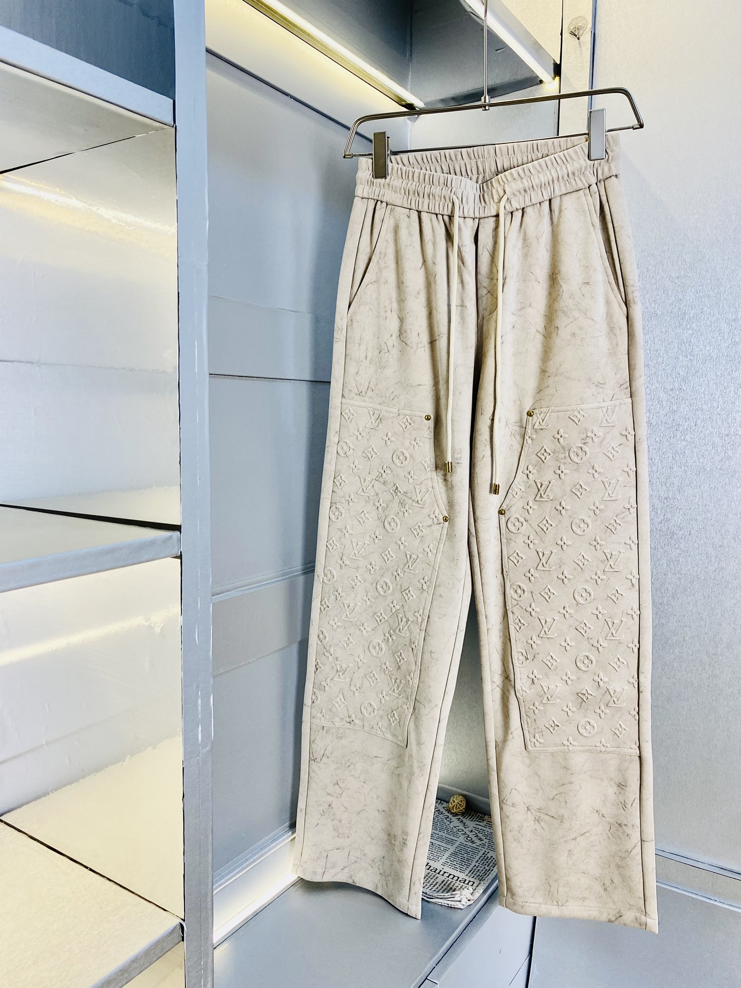 NO:121061,The original official website can wear 200 kilograms of Louis Vuitton Lv. Simple and fashionable Early spring sweatpants elastic pants casual pants trousers very comfortable to wear, low-key and luxurious, very classy when worn, and there is no need to say much about the trousers style and cutting. The upper body is exquisite and vivid. The truly first-class quality is the real-class casual pants elastic pants sweatpants, which are made of Turkey cotton and produce the most famous tannin cloth. The quality is excellent, and the pants are soft after heavy washing!  Straight-footed style, not picky, the upper body is absolutely stylish, the waist is inlaid with silver jewelry, extremely luxurious. Size: M-3XL,,louis vuitton,louis vuitton,alexander wang19860909官网原单货 可穿200斤路易威登Lv 简约时尚 早春款卫裤松紧裤休闲裤长裤身穿着非常舒适 低调不失奢华 穿出去非常有档次,裤型款式和裁剪亦无需多言 上身精致跃然.真正一等一顶级质料 真正殿堂级的休闲裤松紧裤卫裤,选用土耳其的棉花 生产出最有名的单宁布 品质卓然,经过重水洗使得裤子很柔软！直脚的版型 不挑人 上身绝对的有型 裤腰镶嵌银饰达人设计 极度奢华.码数:M-3XL,,louis vuitton,louis vuitton,alexander wang,Men's clothing