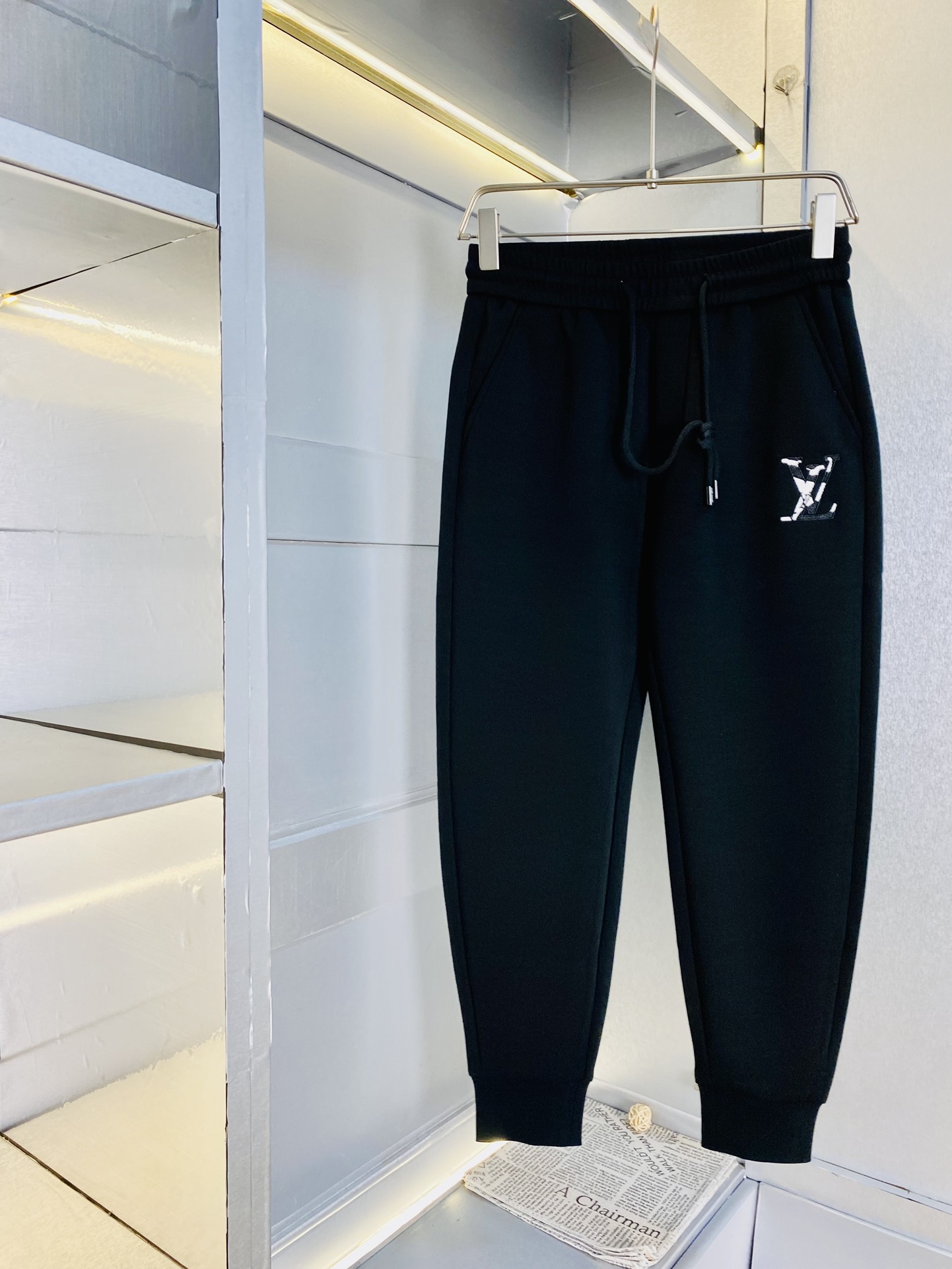 NO:129542,The original official website can wear 200 kilograms of Louis Vuitton Lv. Simple and fashionable Early spring sweatpants elastic pants casual pants cropped pants are very comfortable to wear, low-key and luxurious, very classy when worn, and there is no need to say much about the trouser style and cutting. The upper body is exquisite and vivid. The truly first-class quality is the real-class casual pants elastic pants sweatpants, which are made of Turkey cotton and produce the most famous tannin cloth. The quality is excellent, and the pants are heavy washing makes the pants very soft!  Straight-footed style, not picky, the upper body is absolutely stylish, the waist is inlaid with silver jewelry, extremely luxurious. Size: M-3XL,,louis vuitton,louis vuitton,alexander wang19860909官网原单货 可穿200斤路易威登Lv 简约时尚 早春款卫裤松紧裤休闲裤九分裤身穿着非常舒适 低调不失奢华 穿出去非常有档次,裤型款式和裁剪亦无需多言 上身精致跃然.真正一等一顶级质料 真正殿堂级的休闲裤松紧裤卫裤,选用土耳其的棉花 生产出最有名的单宁布 品质卓然,经过重水洗使得裤子很柔软！直脚的版型 不挑人 上身绝对的有型 裤腰镶嵌银饰达人设计 极度奢华.码数:M-3XL,,louis vuitton,louis vuitton,alexander wang,Men's clothing
