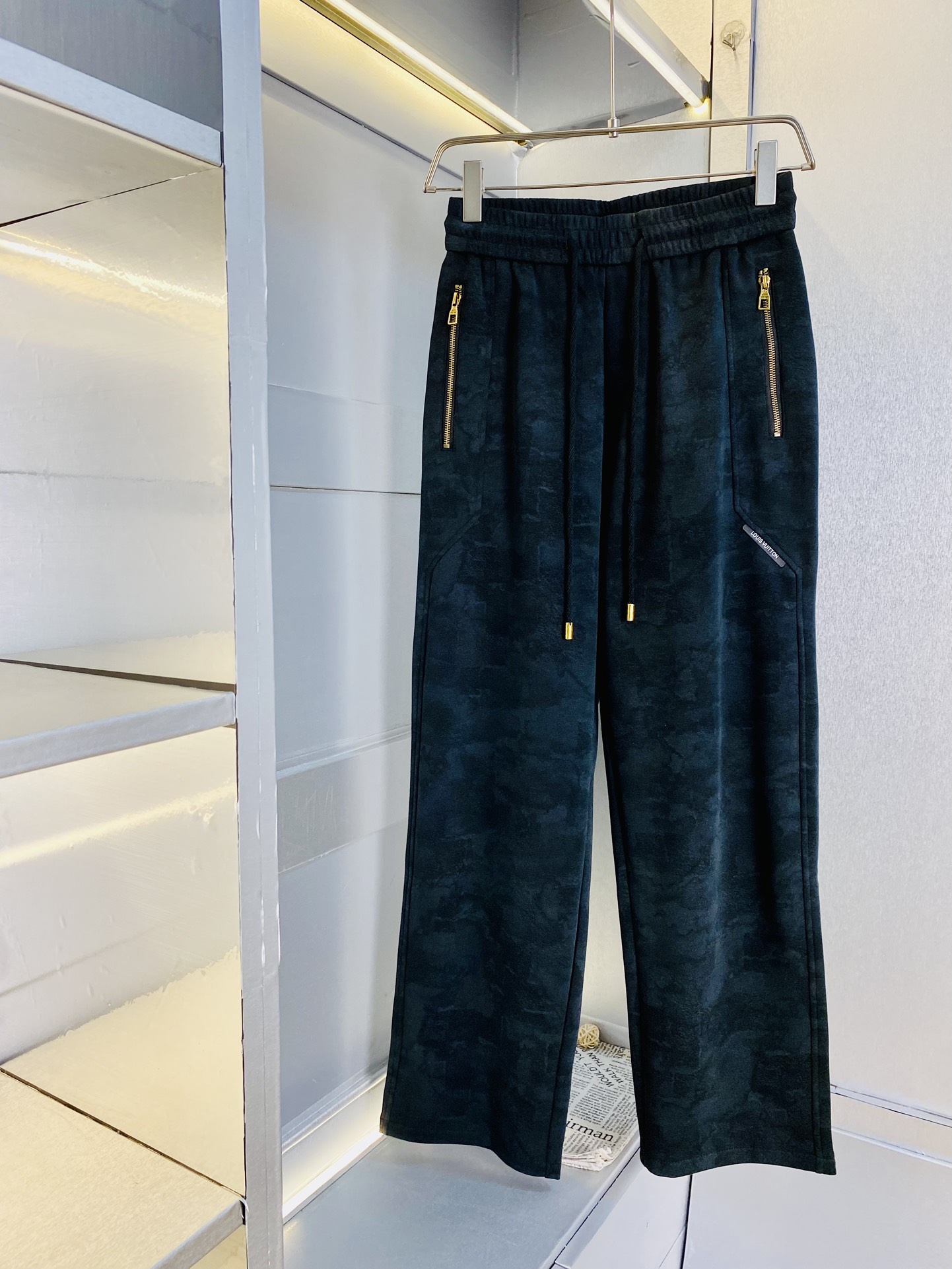 NO:161620,The original official website can wear 200 kilograms of Louis Vuitton Lv. Simple and fashionable. Early spring wardrobe trousers, elastic pants, casual pants, long trousers, low-key and luxurious. It is very classy when worn. There is no need to say much about the style and cutting of the pants. The upper body is exquisite and vivid. The truly first-class quality is the real-class casual pants, elastic pants, sweatpants, and Turkish cotton, which produces the most famous tannin cloth. The quality is excellent, and the pants are soft after heavy washing!  Straight-footed style, not picky, the upper body is absolutely stylish, the waist is inlaid with silver jewelry, extremely luxurious. Size: M-3XL,,louis vuitton,louis vuitton,alexander wang19860909官网原单货 可穿200斤路易威登Lv 简约时尚 早春款卫裤松紧裤休闲裤长裤身穿着非常舒适 低调不失奢华 穿出去非常有档次,裤型款式和裁剪亦无需多言 上身精致跃然.真正一等一顶级质料 真正殿堂级的休闲裤松紧裤卫裤,选用土耳其的棉花 生产出最有名的单宁布 品质卓然,经过重水洗使得裤子很柔软！直脚的版型 不挑人 上身绝对的有型 裤腰镶嵌银饰达人设计 极度奢华.码数:M-3XL,,louis vuitton,louis vuitton,alexander wang,Men's clothing