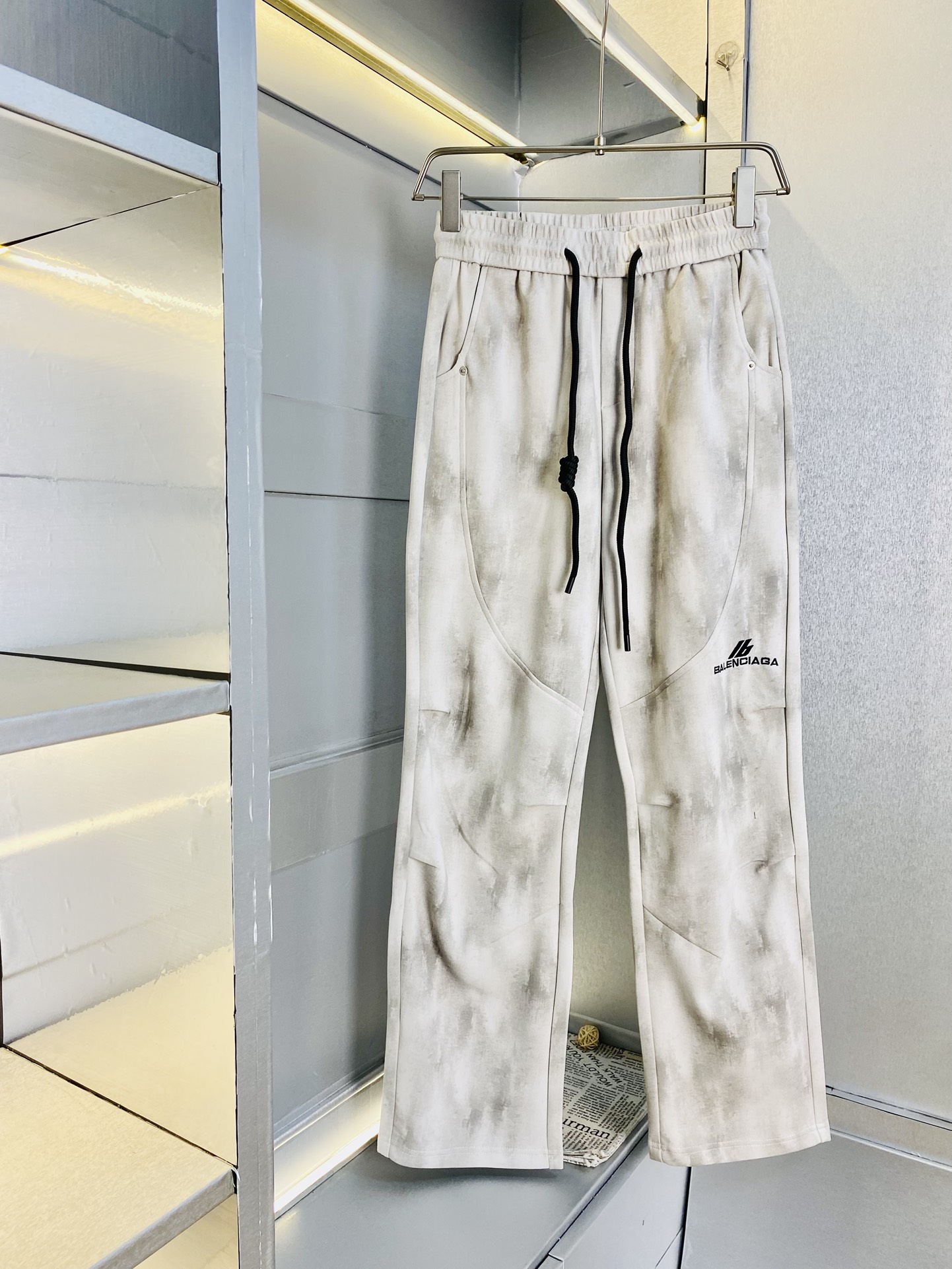 NO:161623,The original official website can wear 200 kilograms of Balenciaga. Simple and fashionable. Early spring wardrobe pants, elastic pants, casual pants, long trousers, low-key and luxurious. It is very classy when worn. There is no need to say much about the style and cutting of the pants. The upper body is exquisite and vivid. The truly first-class quality is the real-class casual pants, elastic pants, sweatpants, made of Turkey cotton, and the most famous tannin cloth. The quality is excellent, and the pants are soft after heavy washing!  Straight-footed style, not picky, the upper body is absolutely stylish, the waist is inlaid with silver jewelry, extremely luxurious. Size: M-3XL, balenciaga, balenciaga, alexander wang19860909官网原单货 可穿200斤巴黎世家Balenciaga 简约时尚 早春款卫裤松紧裤休闲裤长裤身穿着非常舒适 低调不失奢华 穿出去非常有档次,裤型款式和裁剪亦无需多言 上身精致跃然.真正一等一顶级质料 真正殿堂级的休闲裤松紧裤卫裤,选用土耳其的棉花 生产出最有名的单宁布 品质卓然,经过重水洗使得裤子很柔软！直脚的版型 不挑人 上身绝对的有型 裤腰镶嵌银饰达人设计 极度奢华.码数:M-3XL,,balenciaga,balenciaga,alexander wang,Men's clothing