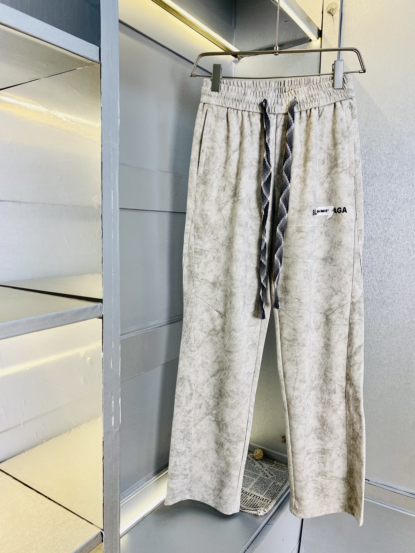 NO:159118,The original official website can wear 200 kilograms of Balenciaga. Simple and fashionable. Early spring wardrobe pants, elastic pants, casual pants, long trousers, low-key and luxurious. It is very classy when worn. There is no need to say much about the style and cutting of the pants. The upper body is exquisite and vivid. The truly first-class quality is the real-class casual pants, elastic pants, sweatpants, made of Turkey cotton, and the most famous tannin cloth. The quality is excellent, and the pants are soft after heavy washing!  Straight-footed style, not picky, the upper body is absolutely stylish, the waist is inlaid with silver jewelry, extremely luxurious. Size: M-3XL, balenciaga, balenciaga, alexander wang19860909官网原单货 可穿200斤巴黎世家Balenciaga 简约时尚 早春款卫裤松紧裤休闲裤长裤身穿着非常舒适 低调不失奢华 穿出去非常有档次,裤型款式和裁剪亦无需多言 上身精致跃然.真正一等一顶级质料 真正殿堂级的休闲裤松紧裤卫裤,选用土耳其的棉花 生产出最有名的单宁布 品质卓然,经过重水洗使得裤子很柔软！直脚的版型 不挑人 上身绝对的有型 裤腰镶嵌银饰达人设计 极度奢华.码数:M-3XL,,balenciaga,balenciaga,alexander wang,Men's clothing