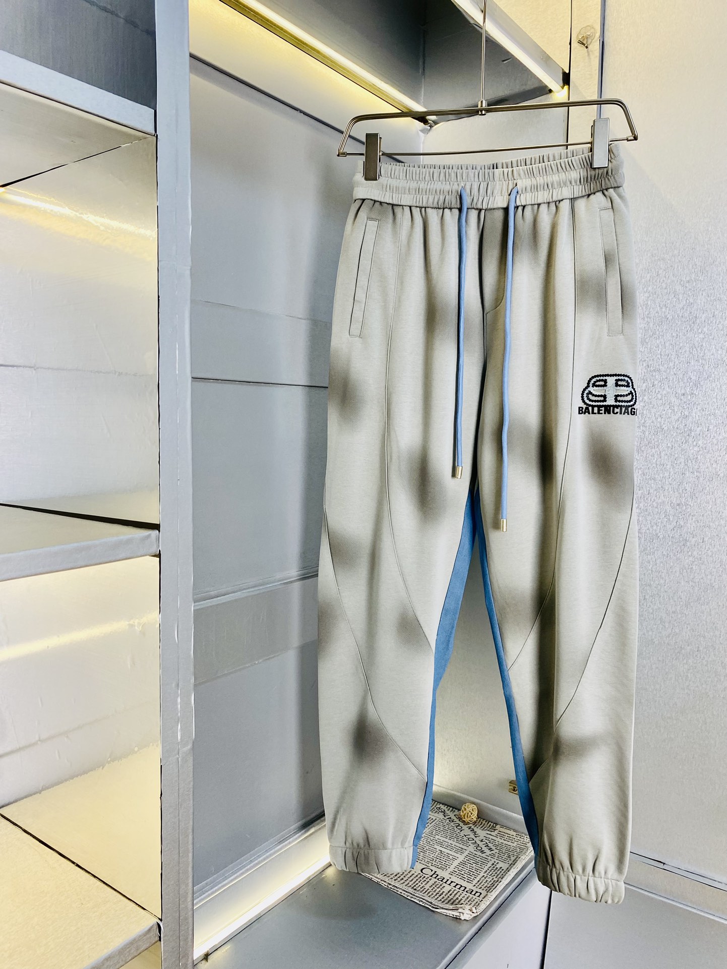 NO:159120,The original official website can wear 200 kilograms of Balenciaga. Simple and fashionable. Early spring sweatpants, elastic pants casual pants, cropped pants, very comfortable to wear, low-key and luxurious, very classy when worn, and there is no need to say much about the style and cutting of the pants. The upper body is exquisite and vivid. The truly first-class quality is the real-class casual pants, elastic pants, sweatpants, are made of Turkey's cotton, and produce the most famous tannin cloth. The quality is excellent, and the pants are soft after heavy washing!  Straight-footed style, not picky, the upper body is absolutely stylish, the waist is inlaid with silver jewelry, extremely luxurious. Size: M-3XL, balenciaga, balenciaga, alexander wang19860909官网原单货 可穿200斤巴黎世家Balenciaga 简约时尚 早春款卫裤松紧裤休闲裤九分裤身穿着非常舒适 低调不失奢华 穿出去非常有档次,裤型款式和裁剪亦无需多言 上身精致跃然.真正一等一顶级质料 真正殿堂级的休闲裤松紧裤卫裤,选用土耳其的棉花 生产出最有名的单宁布 品质卓然,经过重水洗使得裤子很柔软！直脚的版型 不挑人 上身绝对的有型 裤腰镶嵌银饰达人设计 极度奢华.码数:M-3XL,,balenciaga,balenciaga,alexander wang,Men's clothing