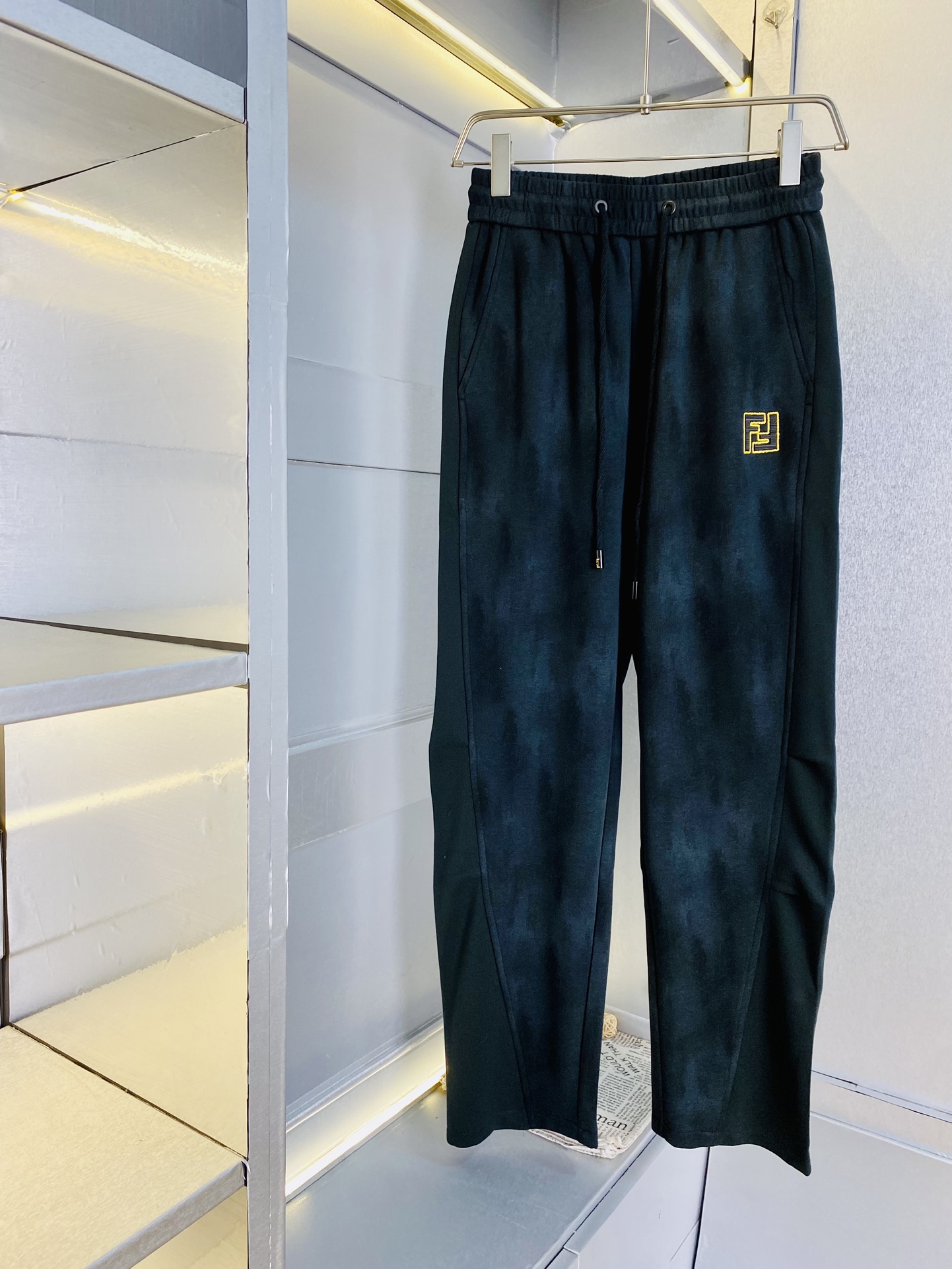 NO:161625,The original official website can wear 200 kilograms Fendi Fendi Simple and fashionable Early spring wardrobe trousers, elastic pants casual pants, trousers are very comfortable to wear, low-key and luxurious, very classy when worn, and there is no need to say much about the trousers and cuts. The upper body is exquisite and vivid. The truly first-class quality is the real-class casual pants elastic pants, wardrobe trousers, uses Turkish cotton to produce the most famous tannin cloth. The quality is excellent, and the pants are soft after heavy washing!  Straight-footed style, not picky, the upper body is absolutely stylish, the waist is inlaid with silver jewelry, extremely luxurious. Size: M-3XL, fendi, fendi, alexander wang19860909官网原单货 可穿200斤芬迪Fendi 简约时尚 早春款卫裤松紧裤休闲裤长裤身穿着非常舒适 低调不失奢华 穿出去非常有档次,裤型款式和裁剪亦无需多言 上身精致跃然.真正一等一顶级质料 真正殿堂级的休闲裤松紧裤卫裤,选用土耳其的棉花 生产出最有名的单宁布 品质卓然,经过重水洗使得裤子很柔软！直脚的版型 不挑人 上身绝对的有型 裤腰镶嵌银饰达人设计 极度奢华.码数:M-3XL,,fendi,fendi,alexander wang,Men's clothing