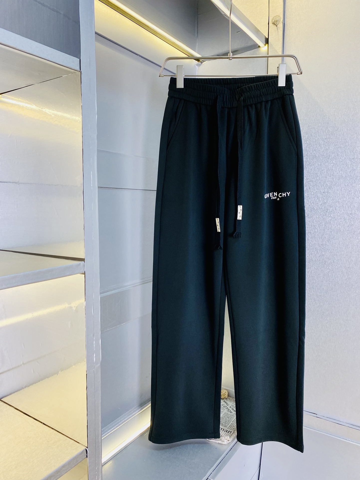 NO:138305,The original official website can wear 200 kilograms Givenchy Givenchy simple and fashionable Early spring sweatpants elastic pants casual pants trousers very comfortable to wear, low-key and luxurious, very classy when worn, and there is no need to say much about the trousers style and cutting. The upper body is exquisite and vivid. The truly first-class quality is the real-class casual pants elastic pants sweatpants, which are made of Turkey cotton and produce the most famous tannin cloth. The quality is excellent, and the pants are soft after heavy washing!  Straight-footed style, not picky, the upper body is absolutely stylish, the waist is inlaid with silver jewelry, extremely luxurious. Number of sizes: M-3XL, given, given, given, alexander wang19860909官网原单货 可穿200斤纪梵希Givenchy 简约时尚 早春款卫裤松紧裤休闲裤长裤身穿着非常舒适 低调不失奢华 穿出去非常有档次,裤型款式和裁剪亦无需多言 上身精致跃然.真正一等一顶级质料 真正殿堂级的休闲裤松紧裤卫裤,选用土耳其的棉花 生产出最有名的单宁布 品质卓然,经过重水洗使得裤子很柔软！直脚的版型 不挑人 上身绝对的有型 裤腰镶嵌银饰达人设计 极度奢华.码数:M-3XL,,givenchy,givenchy,alexander wang,Men's clothing