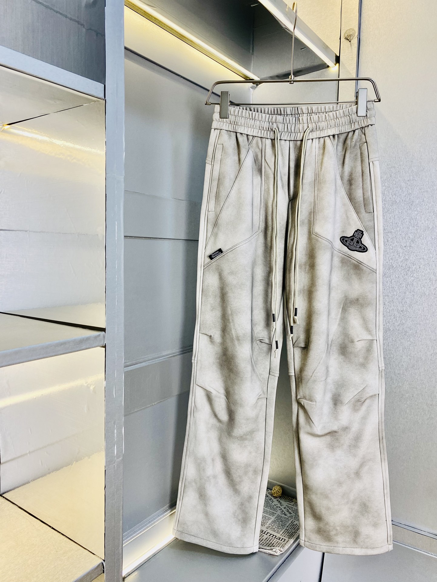 NO:127299,The original official website can wear 200 kilograms of Queen Mother Vivienne, simple and fashionable. Early spring sweatpants, elastic pants casual pants, trousers, straight pants, very comfortable to wear, low-key and luxurious, very classy when worn, and there is no need to say much about the trousers and cuts. The upper body is exquisite and vivid. The truly first-class quality is the real palace-level casual pants, elastic pants, sweatpants, and Turkish cotton, produce the most famous tannin cloth. The quality is excellent, and the pants are soft after heavy washing!  Straight-footed style, not picky, the upper body is absolutely stylish, the waist is inlaid with silver jewelry, extremely luxurious. Size: M-3XL, alexander wang19860909官网原单货 可穿200斤西太后Vivienne维维安 简约时尚 早春款卫裤松紧裤休闲裤长裤直筒裤身穿着非常舒适 低调不失奢华 穿出去非常有档次,裤型款式和裁剪亦无需多言 上身精致跃然.真正一等一顶级质料 真正殿堂级的休闲裤松紧裤卫裤,选用土耳其的棉花 生产出最有名的单宁布 品质卓然,经过重水洗使得裤子很柔软！直脚的版型 不挑人 上身绝对的有型 裤腰镶嵌银饰达人设计 极度奢华.码数:M-3XL,,alexander wang,Men's clothing