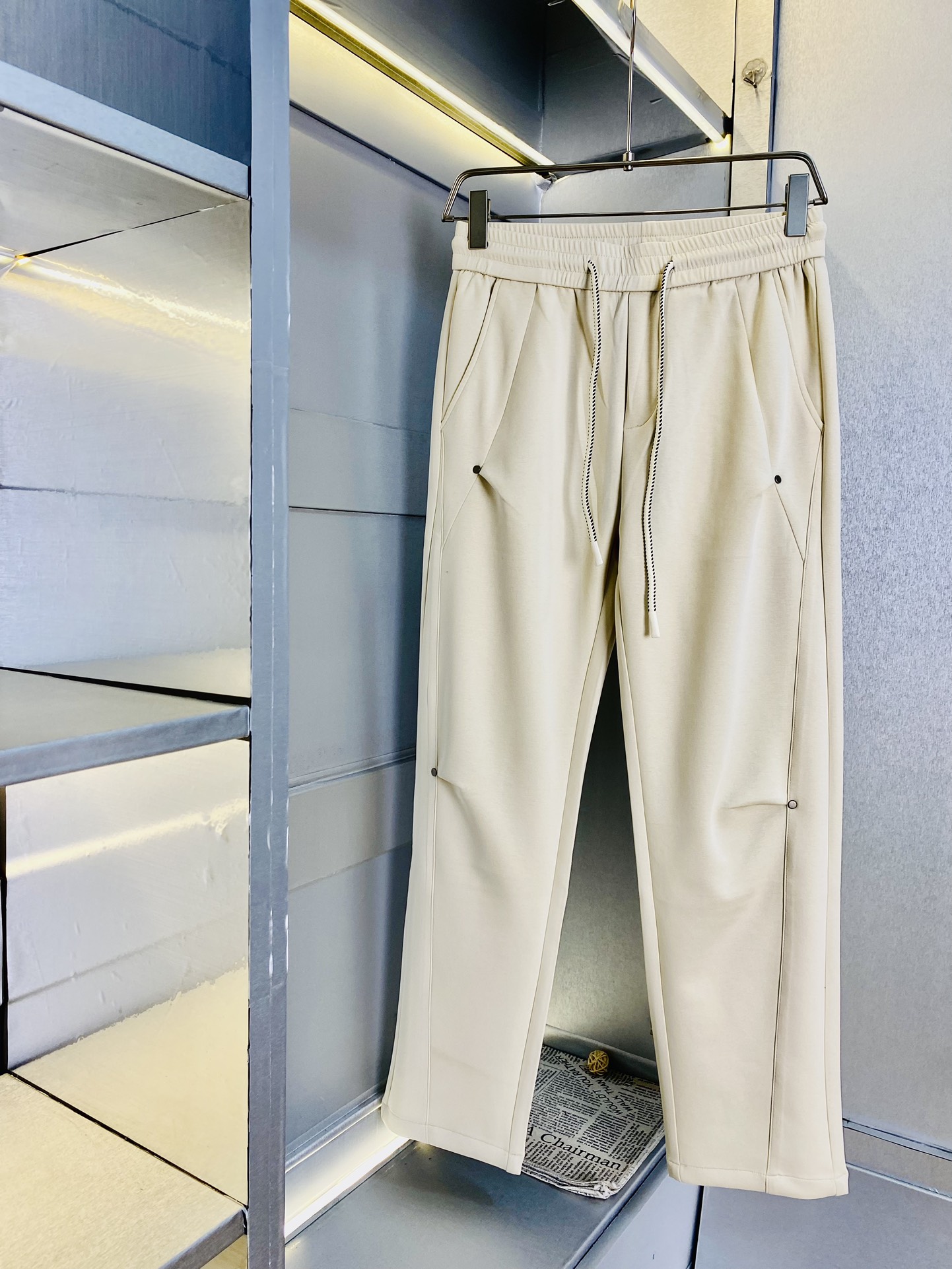 NO:159123,The original official website can wear 200 kilograms of MiuMiuMiu. Simple and fashionable. Early spring sweatpants, elastic pants casual pants, trousers, straight pants, very comfortable to wear, low-key and luxurious, very classy when worn, and there is no need to say much about the trousers and cuts. The upper body is exquisite and vivid. The truly first-class quality is the real-class casual pants elastic pants, which are made of Turkey's cotton, and produce the most famous tannin cloth. The quality is excellent, and the pants are soft after heavy washing!  Straight-footed style, not picky, the upper body is absolutely stylish, the waist is inlaid with silver jewelry, extremely luxurious. Size: M-3XL, miumiu, alexander wang19860909官网原单货 可穿200斤缪缪MiuMiu 简约时尚 早春款卫裤松紧裤休闲裤长裤直筒裤身穿着非常舒适 低调不失奢华 穿出去非常有档次,裤型款式和裁剪亦无需多言 上身精致跃然.真正一等一顶级质料 真正殿堂级的休闲裤松紧裤卫裤,选用土耳其的棉花 生产出最有名的单宁布 品质卓然,经过重水洗使得裤子很柔软！直脚的版型 不挑人 上身绝对的有型 裤腰镶嵌银饰达人设计 极度奢华.码数:M-3XL,,miumiu,alexander wang,Men's clothing