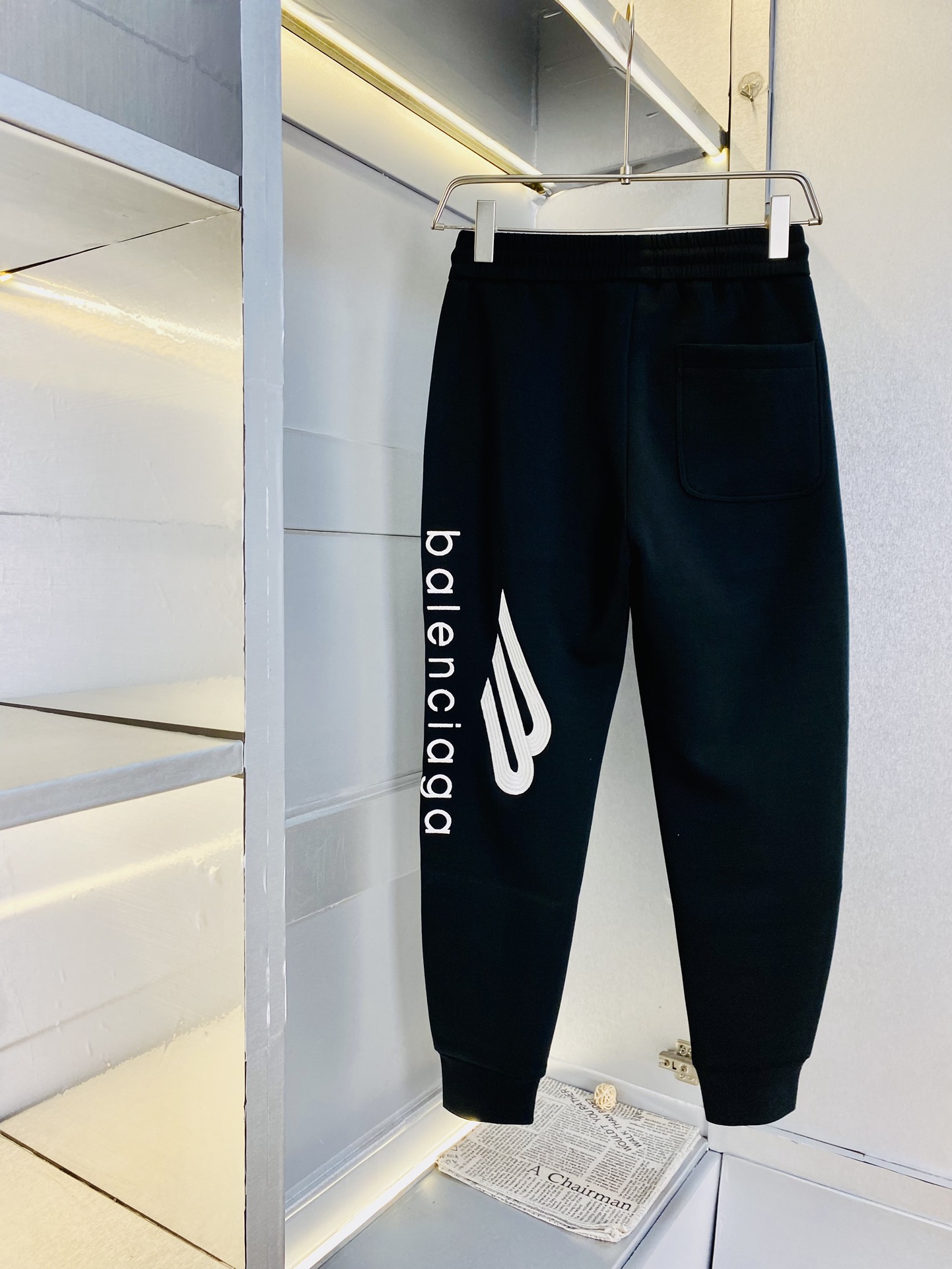 NO:127302,The original official website can wear 200 kilograms of Balenciaga. Simple and fashionable. Early spring sweatpants, elastic pants casual pants, tie-leg pants, cropped pants, very comfortable to wear, low-key and luxurious, very classy when worn, and there is no need to say much about the style and cutting of the pants. The upper body is exquisite and vivid. The truly first-class quality is the real-class casual pants, elastic pants, sweatpants, and Turkish cotton, which produces the most famous tannin cloth. The quality is excellent, and the pants are soft after heavy washing!  Straight-footed style, not picky, the upper body is absolutely stylish, the waist is inlaid with silver jewelry, extremely luxurious. Size: M-3XL, balenciaga, balenciaga, alexander wang19860909官网原单货 可穿200斤巴黎世家Balenciaga 简约时尚 早春款卫裤松紧裤休闲裤束脚裤九分裤身穿着非常舒适 低调不失奢华 穿出去非常有档次,裤型款式和裁剪亦无需多言 上身精致跃然.真正一等一顶级质料 真正殿堂级的休闲裤松紧裤卫裤,选用土耳其的棉花 生产出最有名的单宁布 品质卓然,经过重水洗使得裤子很柔软！直脚的版型 不挑人 上身绝对的有型 裤腰镶嵌银饰达人设计 极度奢华.码数:M-3XL,,balenciaga,balenciaga,alexander wang,Men's clothing