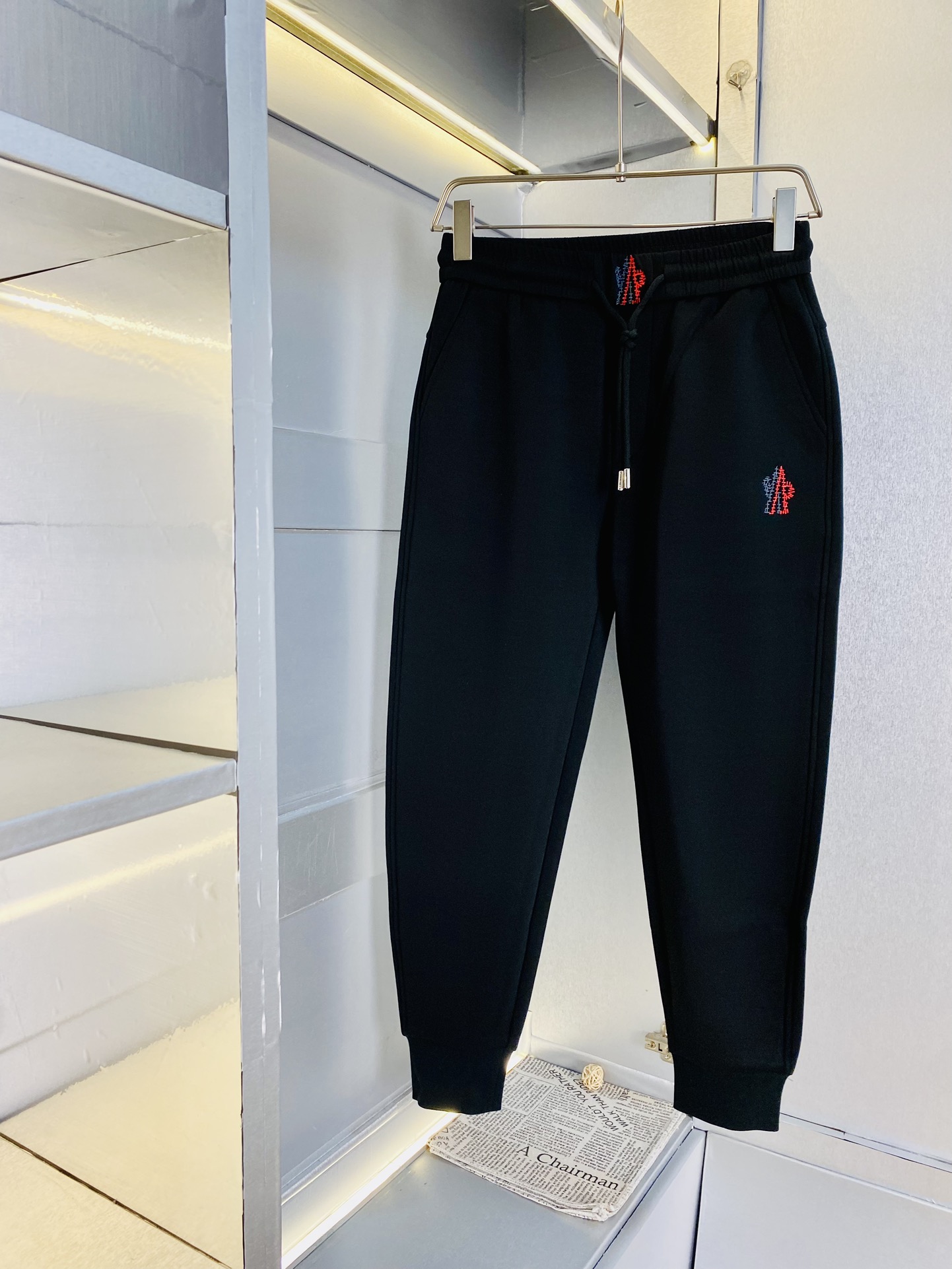 NO:159124,The original official website can wear 200 kilograms of silhouettes, simple and fashionable. Early spring sweatpants, elastic pants, casual pants, trousers, cropped pants, very comfortable to wear, low-key and luxurious, very classy when worn, and there is no need to say much about the trousers, styles and cutting, and the upper body is exquisite and vivid. The truly first-class material. The truly palace-level casual pants, elastic pants, sweatpants, are made of Turkey's cotton, and produce the most famous tannin cloth. The quality is excellent, and the pants are very soft after heavy washing!  Straight-footed style, not picky, the upper body is absolutely stylish, the waist is inlaid with silver jewelry, extremely luxurious. Number of sizes: M-3XL, christian louboutin, Moncler, alexander wang19860909官网原单货 可穿200斤蒙口Moncler 简约时尚 早春款卫裤松紧裤休闲裤束脚裤九分裤身穿着非常舒适 低调不失奢华 穿出去非常有档次,裤型款式和裁剪亦无需多言 上身精致跃然.真正一等一顶级质料 真正殿堂级的休闲裤松紧裤卫裤,选用土耳其的棉花 生产出最有名的单宁布 品质卓然,经过重水洗使得裤子很柔软！直脚的版型 不挑人 上身绝对的有型 裤腰镶嵌银饰达人设计 极度奢华.码数:M-3XL,,christian louboutin,Moncler,alexander wang,Men's clothing