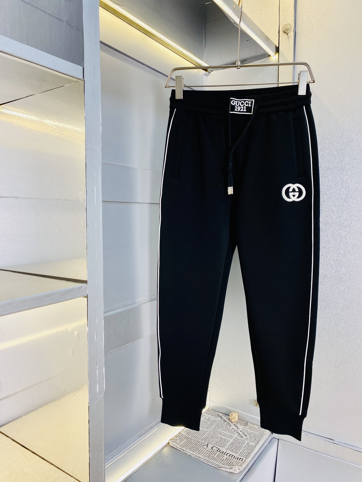 NO:159126,The original official website can wear 200 kilograms of Gucci, simple and fashionable, early spring wardrobe trousers, casual pants, trousers, cropped pants, very comfortable to wear, low-key and luxurious, very classy when worn, and there is no need to say much about the style and cutting of the pants. The upper body is exquisite and vivid. The truly first-class quality is the real-class casual pants, elastic pants, sweatpants, and Turkish cotton, which produces the most famous tannin cloth. The quality is excellent, and the pants are soft after heavy washing!  Straight-footed style, not picky, the upper body is absolutely stylish, the waist is inlaid with silver jewelry, extremely luxurious. Size: M-3XL, gucci, alexander wang19860909官网原单货 可穿200斤古奇gucci 简约时尚 早春款卫裤松紧裤休闲裤束脚裤九分裤身穿着非常舒适 低调不失奢华 穿出去非常有档次,裤型款式和裁剪亦无需多言 上身精致跃然.真正一等一顶级质料 真正殿堂级的休闲裤松紧裤卫裤,选用土耳其的棉花 生产出最有名的单宁布 品质卓然,经过重水洗使得裤子很柔软！直脚的版型 不挑人 上身绝对的有型 裤腰镶嵌银饰达人设计 极度奢华.码数:M-3XL,,gucci,alexander wang,Men's clothing