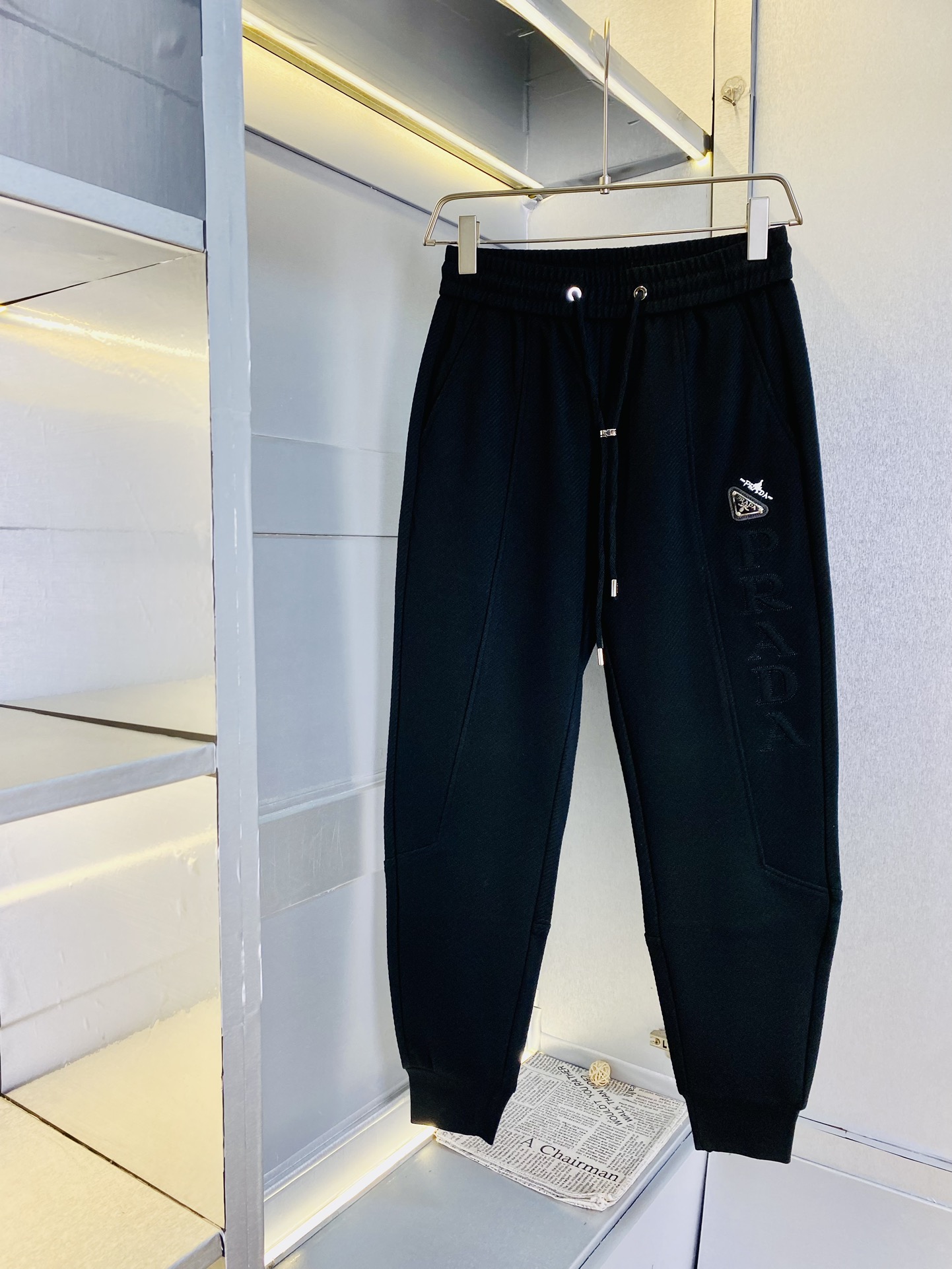 NO:159128,The original official website can wear 200 kilograms Prada Prada Simple and fashionable Early spring sweatpants elastic pants casual pants trousers trousers cropped pants very comfortable to wear, low-key and luxurious, very classy when worn, and there is no need to say much about the trousers style and cutting. The upper body is exquisite and vivid. The truly first-class quality is the real-class casual pants elastic pants sweatpants, which are made of Turkey cotton and produce the most famous tannin cloth. The quality is excellent, and the pants are heavy washing makes the pants very soft!  Straight-footed style, not picky, the upper body is absolutely stylish, the waist is inlaid with silver jewelry, extremely luxurious. Size: M-3XL, prada, prada, alexander wang19860909官网原单货 可穿200斤普拉达Prada 简约时尚 早春款卫裤松紧裤休闲裤束脚裤九分裤身穿着非常舒适 低调不失奢华 穿出去非常有档次,裤型款式和裁剪亦无需多言 上身精致跃然.真正一等一顶级质料 真正殿堂级的休闲裤松紧裤卫裤,选用土耳其的棉花 生产出最有名的单宁布 品质卓然,经过重水洗使得裤子很柔软！直脚的版型 不挑人 上身绝对的有型 裤腰镶嵌银饰达人设计 极度奢华.码数:M-3XL,,prada,prada,alexander wang,Men's clothing