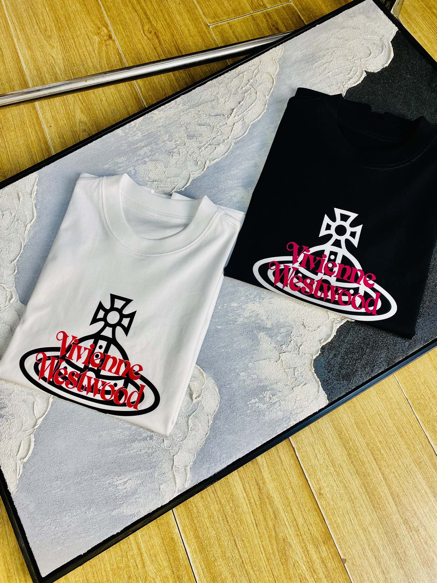 NO:133753,Wearing 210 pounds, Fatty Gospel, couple suit, Queen Mother Vivienne, original quality, latest style, men's short-sleeved T-shirt, selected counter customized top mercerized cotton imported fabric, all details are perfectly 1 to 1 replica, restore the authentic 100% original hardware, high-end customized auxiliary materials, original factory original standard, excellent upper body effect!  M-3XL (175/130 catties M), T-shirt,tees,t-shirt,alexander wang19860909穿210斤 胖子福音 情侣装西太后Vivienne维维安 原单品质 最新款 男装短袖T恤 精选专柜订制顶级丝光棉进口面料 所有细节做工完美1比1复刻 还原正品百分百 原版五金 高端订制辅料 原厂原标 上身效果超赞！码数偏大M-3XL(175/130斤穿M),,T-shirt,tees，t-shirt,alexander wang,Men's clothing