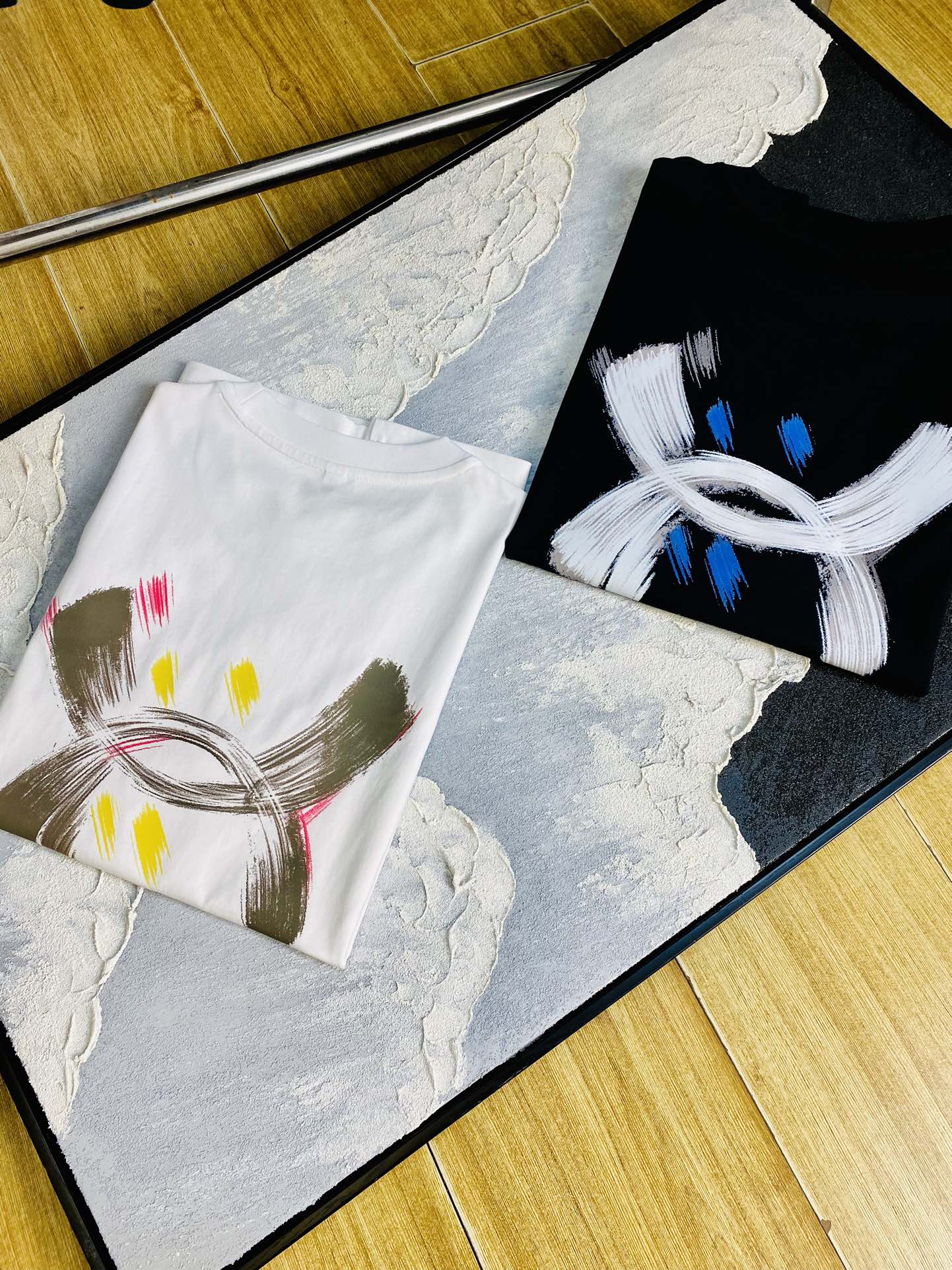 NO:133755,Wear 210 pounds, gospel of fat man, couple outfit Balenciaga, original quality, latest style, men's short-sleeved T-shirt, selected counter customized top mercerized cotton imported fabric, all details are perfectly 1 to 1 replica, restore the authentic 100% original hardware, high-end customized auxiliary materials, original factory original standard, excellent upper body effect!  M-3XL (175/130 catties M), balenciaga, balenciaga, T-shirt, tees, t-shirt, alexander wang19860909穿210斤 胖子福音 情侣装巴黎世家Balenciaga 原单品质 最新款 男装短袖T恤 精选专柜订制顶级丝光棉进口面料 所有细节做工完美1比1复刻 还原正品百分百 原版五金 高端订制辅料 原厂原标 上身效果超赞！码数偏大M-3XL(175/130斤穿M),,balenciaga,balenciaga,T-shirt,tees，t-shirt,alexander wang,Men's clothing