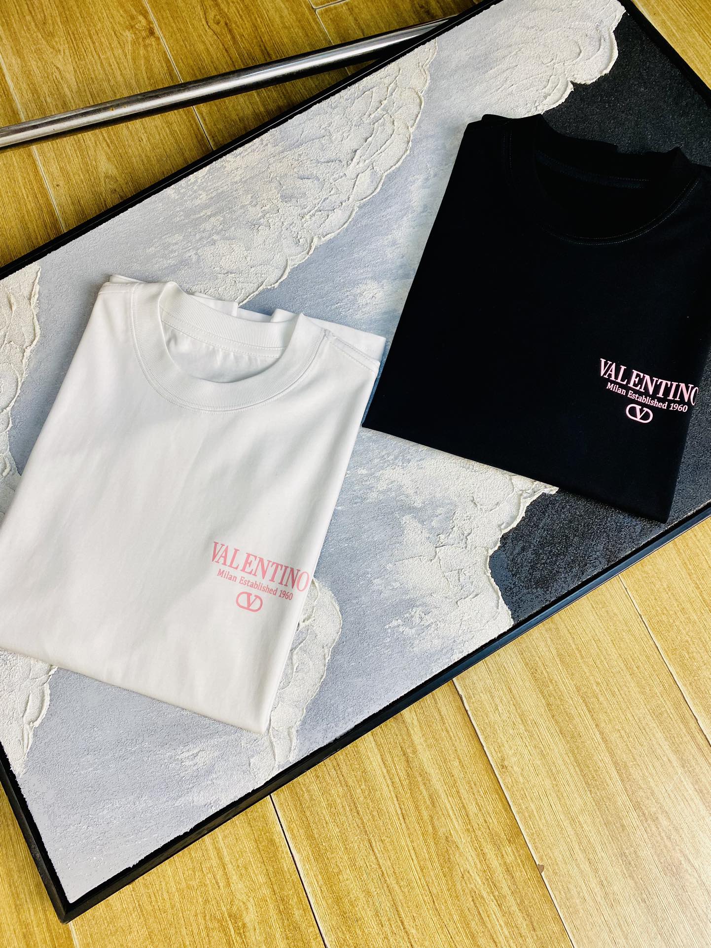 NO:460164,Wear 240 pounds, gospel of fat man, couple outfit Valentino Valentino original quality, latest style, men's short-sleeved T-shirt, selected counter customized top mercerized cotton imported fabric, all details are perfectly 1 to 1 replica, restore the authentic 100% original hardware, high-end customized auxiliary materials, original factory original standard, excellent upper body effect!  S-3XL (175/130 catties S), valentino, valentino, T-shirt, tees, t-shirt, alexander wang19860909穿240斤 胖子福音 情侣装华伦天奴Valentino 原单品质 最新款 男装短袖T恤 精选专柜订制顶级丝光棉进口面料 所有细节做工完美1比1复刻 还原正品百分百 原版五金 高端订制辅料 原厂原标 上身效果超赞！码数偏大S-3XL(175/130斤穿S),,valentino,valentino,T-shirt,tees，t-shirt,alexander wang,Men's clothing