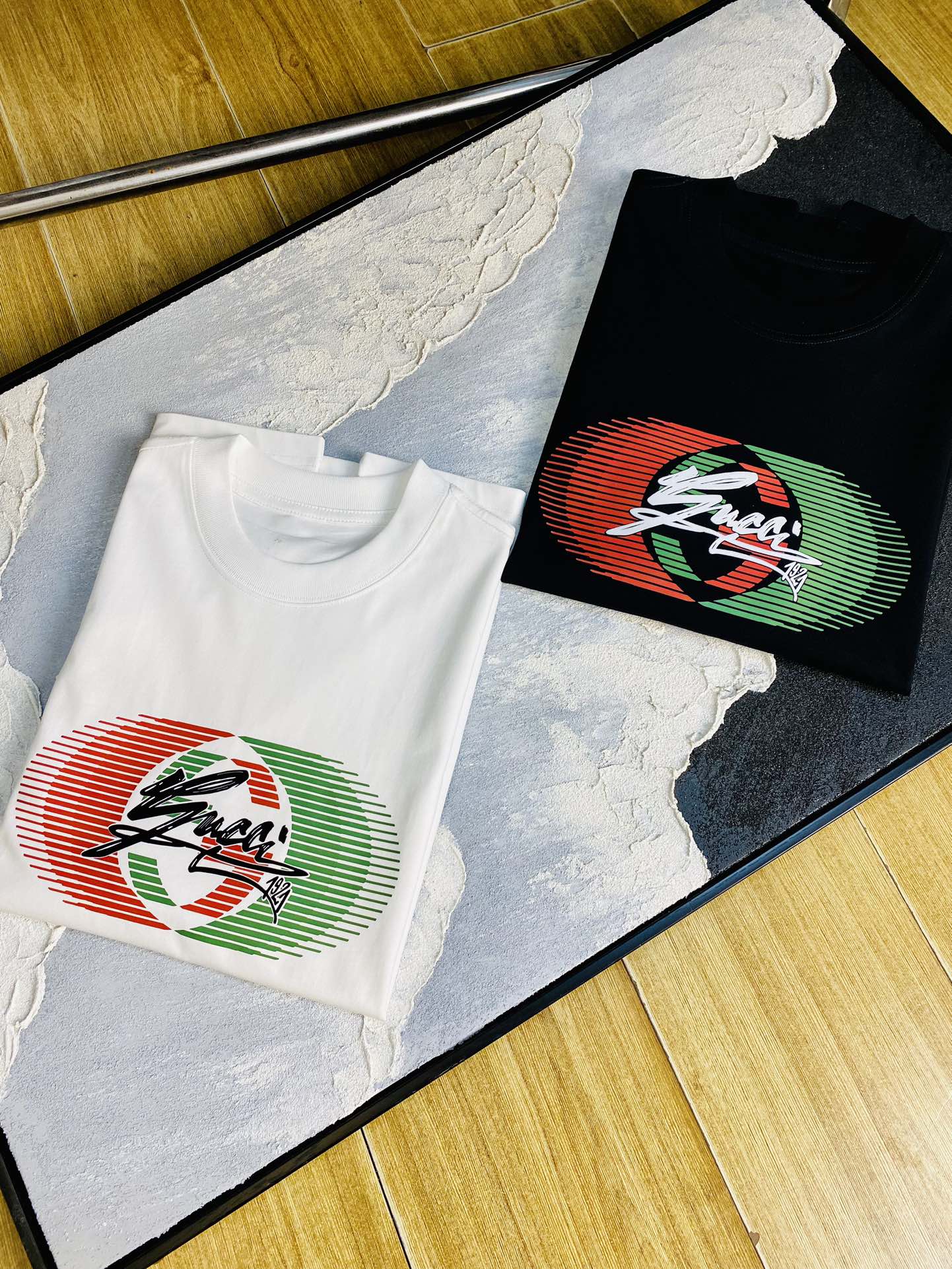 NO:133757,Wearing 210 pounds, Fatty Gospel, couple costume Gucci, original quality, latest style, men's short-sleeved T-shirt, selected counter custom-made top mercerized cotton imported fabric, all details are perfectly 1 to 1 replica, restore the authentic 100% original hardware, high-end customized auxiliary materials, original factory original standard, excellent upper body effect!  M-3XL (175/130 catties M), gucci, T-shirt, tees, t-shirt, alexander wang19860909穿210斤 胖子福音 情侣装古奇gucci 原单品质 最新款 男装短袖T恤 精选专柜订制顶级丝光棉进口面料 所有细节做工完美1比1复刻 还原正品百分百 原版五金 高端订制辅料 原厂原标 上身效果超赞！码数偏大M-3XL(175/130斤穿M),,gucci,T-shirt,tees，t-shirt,alexander wang,Men's clothing