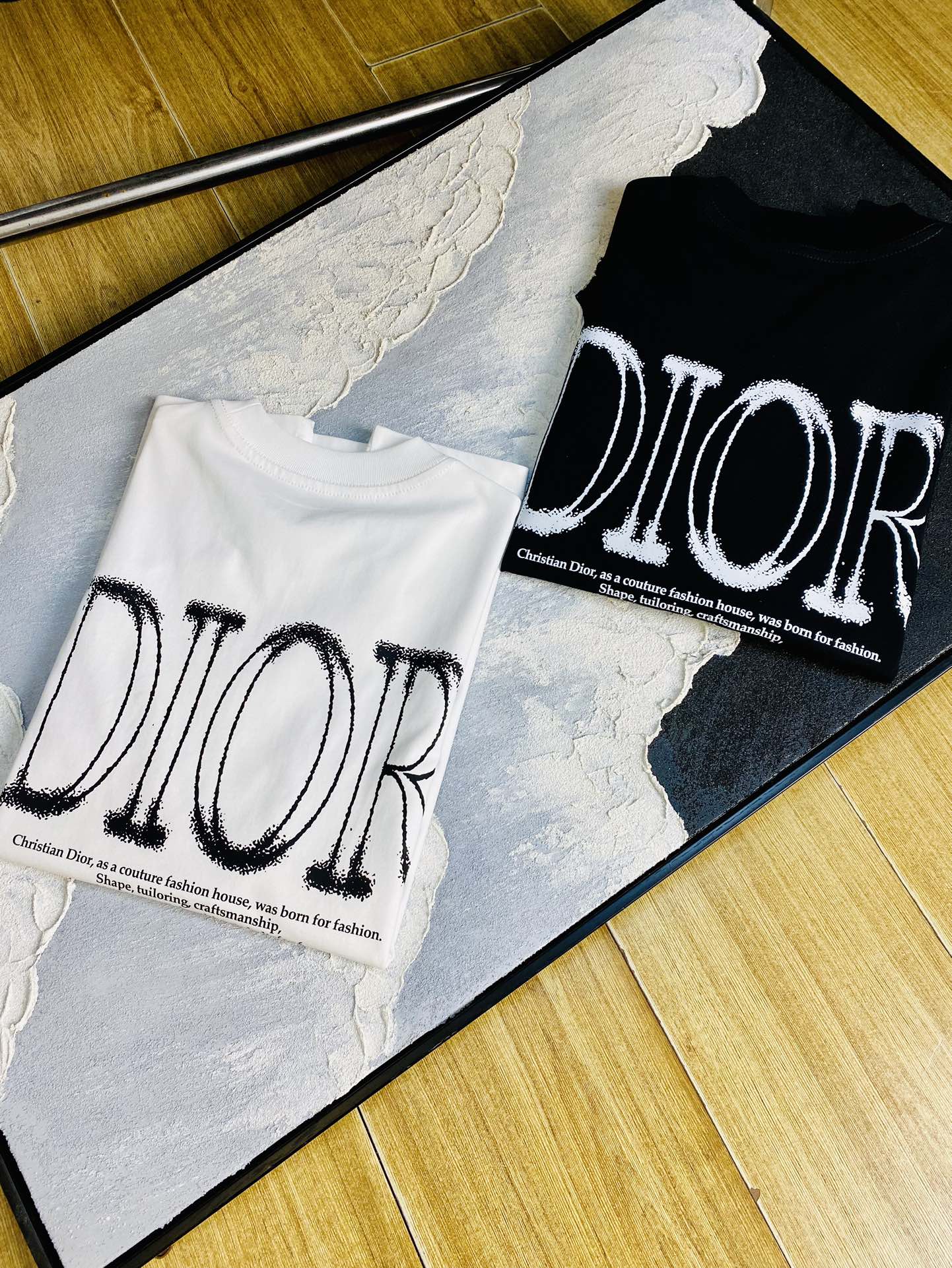 NO:121069,Wearing 210 pounds, Fatty Gospel, Couple suit Dior, Original quality, 2025 latest style, Men's short-sleeved T-shirt, Selected counter custom-made top mercerized cotton imported fabric, all details are perfectly 1 to 1 replica, restore the authentic 100% original hardware, high-end customized auxiliary materials, original factory original standard, excellent upper body effect!  M-3XL (175/130 catties M), dior, dior, T-shirt, tees, t-shirt, alexander wang19860909穿210斤 胖子福音 情侣装迪奥Dior 原单品质 2025最新款 男装短袖T恤 精选专柜订制顶级丝光棉进口面料 所有细节做工完美1比1复刻 还原正品百分百 原版五金 高端订制辅料 原厂原标 上身效果超赞！码数偏大M-3XL(175/130斤穿M),,dior,dior,T-shirt,tees，t-shirt,alexander wang,Men's clothing