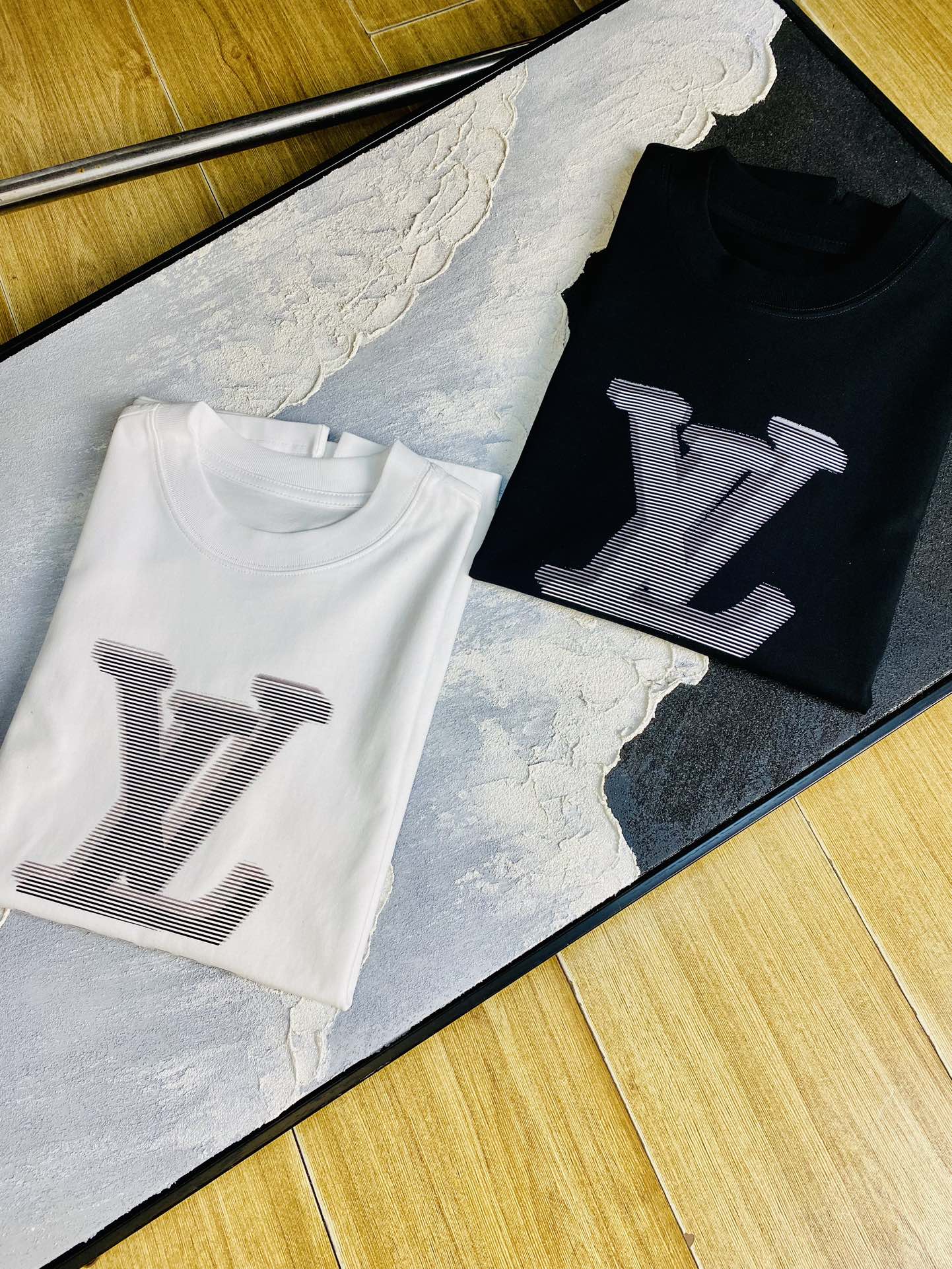 NO:460155,Wear 240 pounds, gospel of fat man, couple outfit Louis Vuitton Lv, original quality, latest style, men's short-sleeved T-shirt, selected counter customized top mercerized cotton imported fabric, all details are perfectly 1 to 1 replica, restore the authentic 100% original hardware, high-end customized auxiliary materials, original factory original standard, excellent upper body effect!  S-3XL (175/130 catties wear S), louis vuitton,louis vuitton,t-shirt,tees,t-shirt,alexander wang19860909穿240斤 胖子福音 情侣装路易威登Lv 原单品质 最新款 男装短袖T恤 精选专柜订制顶级丝光棉进口面料 所有细节做工完美1比1复刻 还原正品百分百 原版五金 高端订制辅料 原厂原标 上身效果超赞！码数偏大S-3XL(175/130斤穿S),,louis vuitton,louis vuitton,T-shirt,tees，t-shirt,alexander wang,Men's clothing